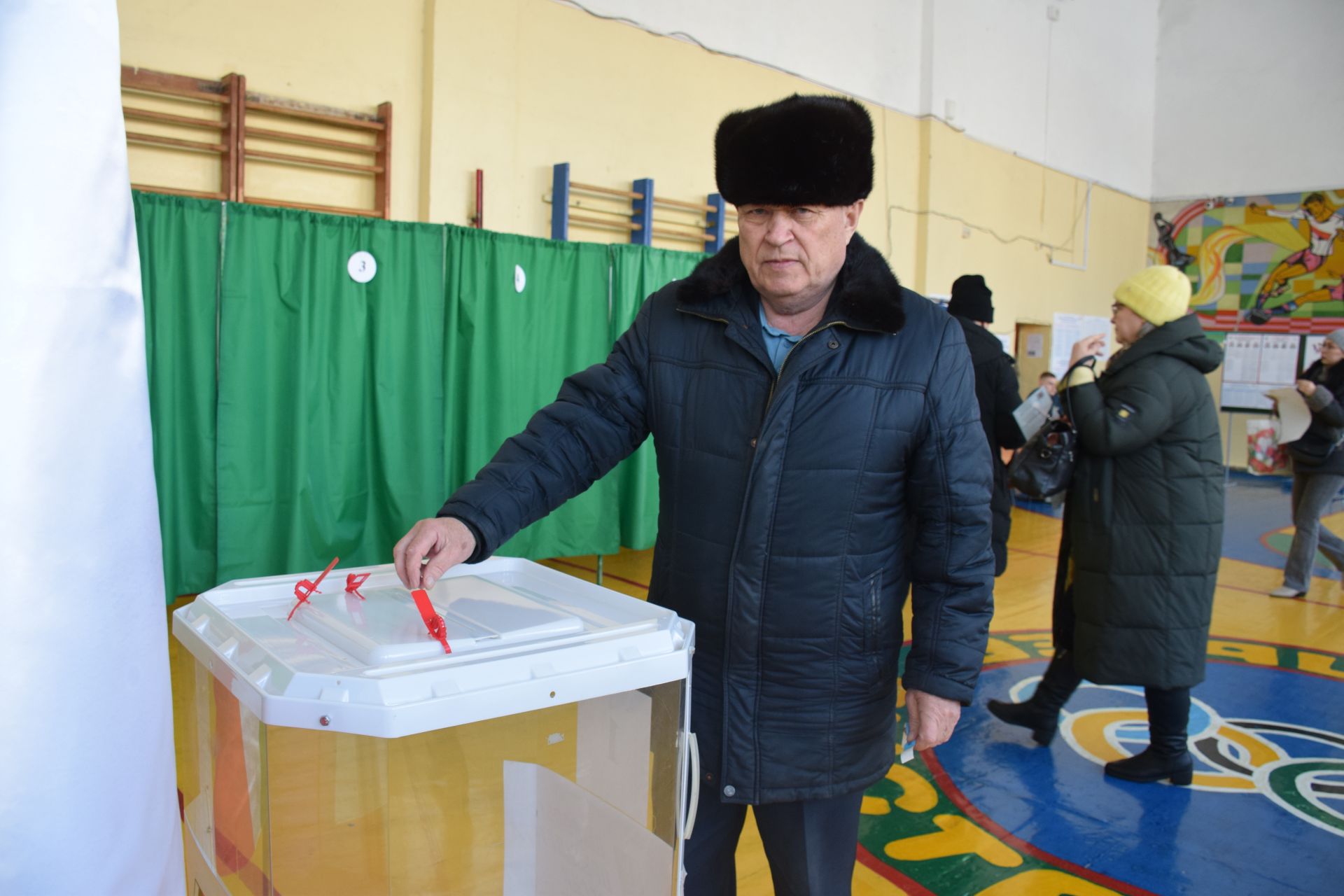 В Нурлате с утра наблюдается наплыв избирателей на участках на выборах Президента России