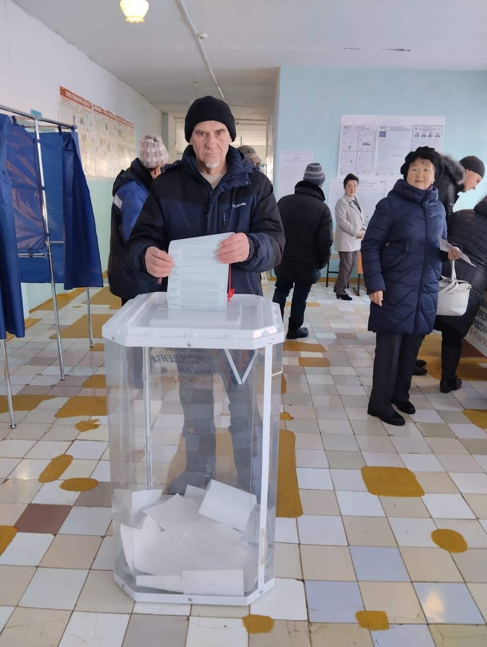На избирательном участке №2377 в Елауре сегодня так же оживлённо, как и вчера