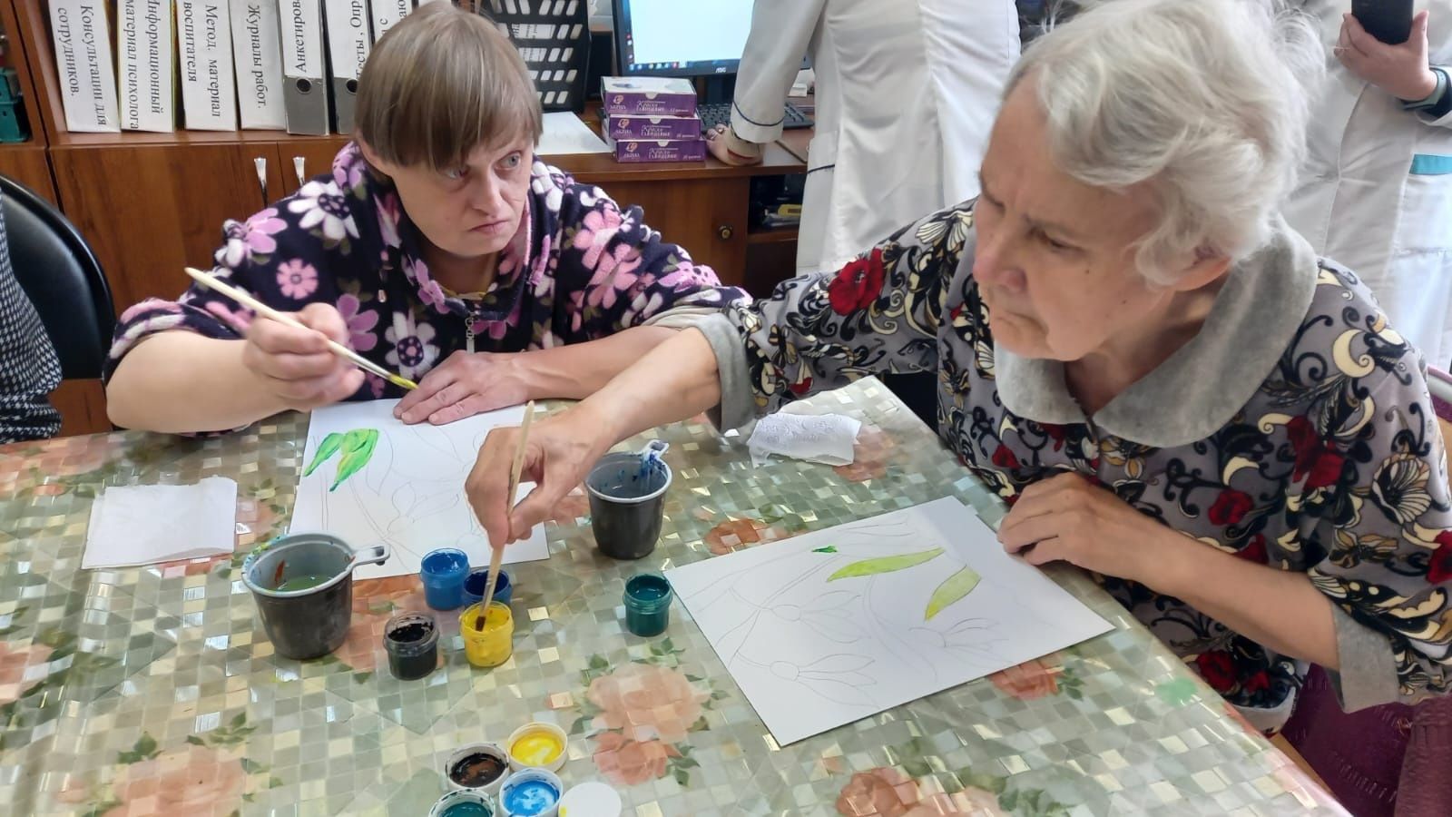 Жители  Нурлатского дом-интерната для престарелых занимались живописью