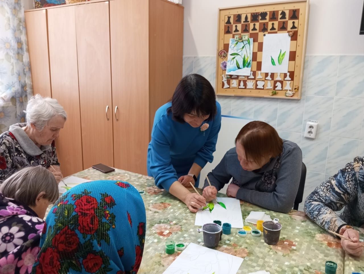 Жители  Нурлатского дом-интерната для престарелых занимались живописью