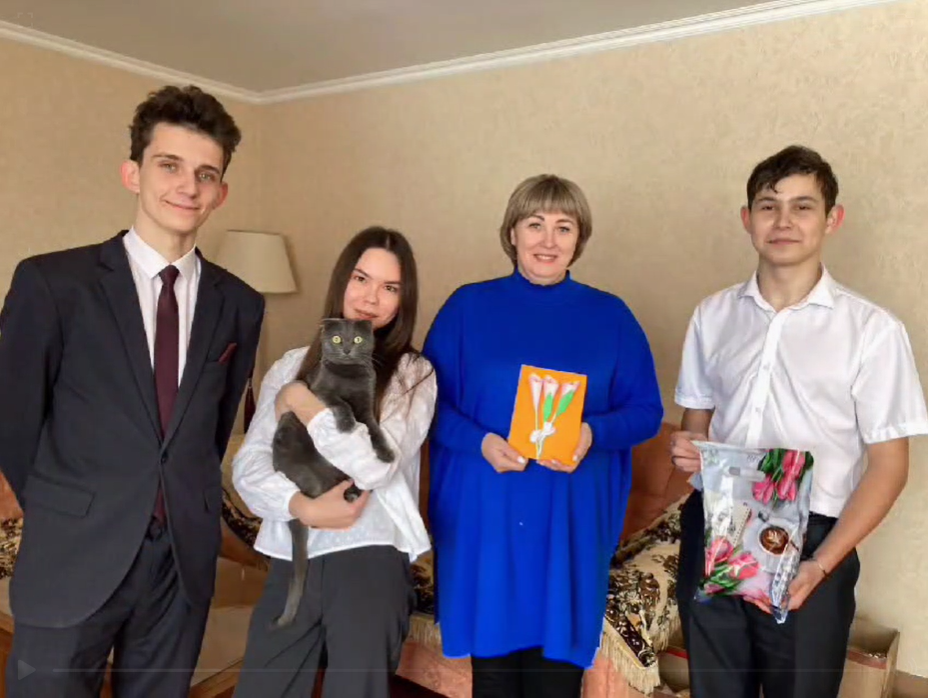 Нурлатские школьники поздравляют волонтеров с наступающим 8 Марта