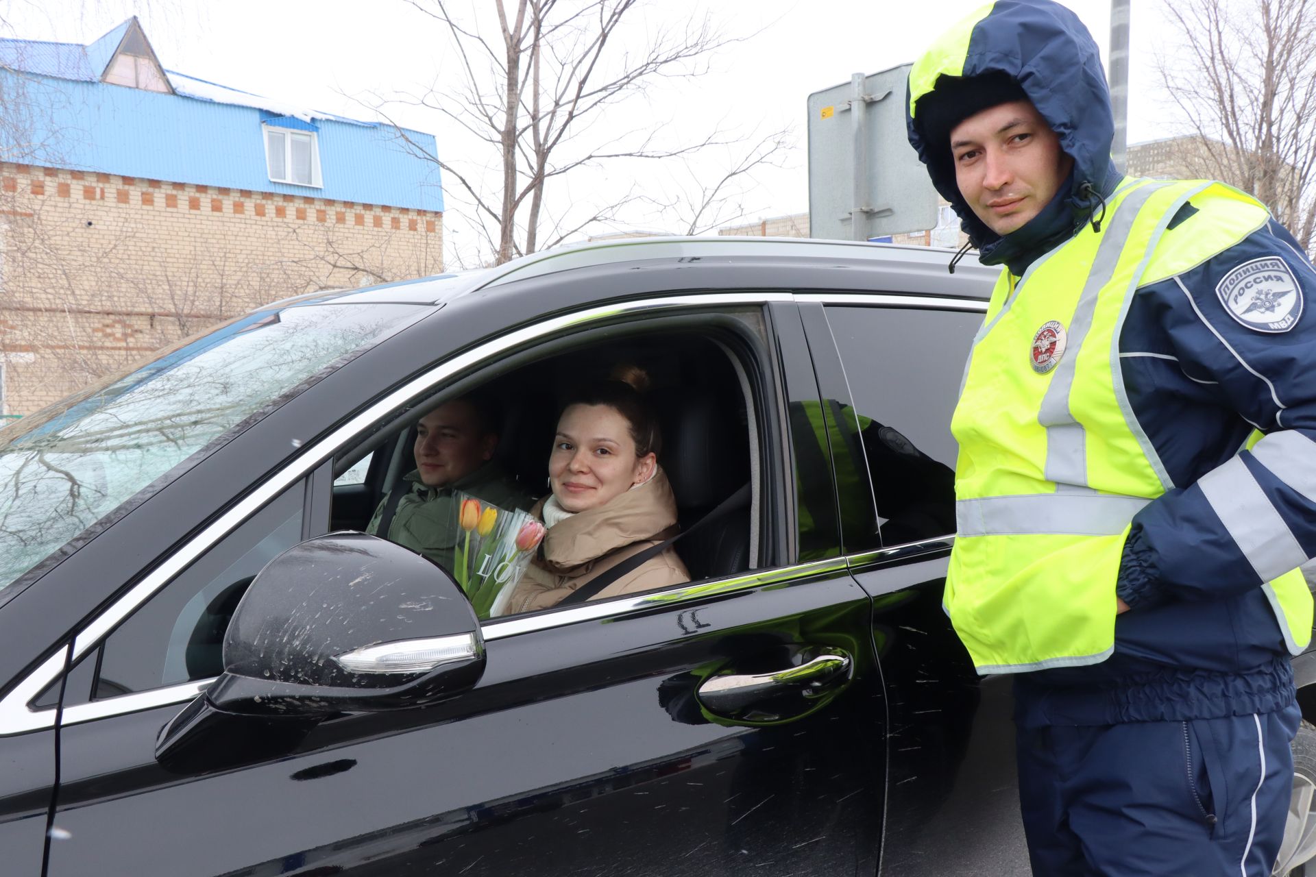 Накануне 8 Марта автоинспекторы поздравили нурлатских автоледи