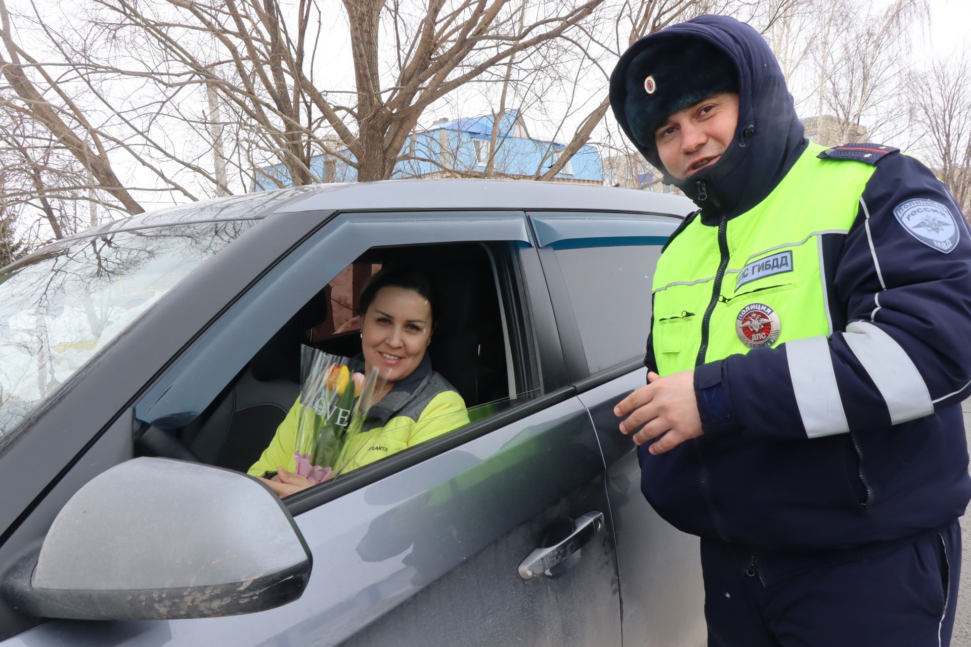 Накануне 8 Марта автоинспекторы поздравили нурлатских автоледи