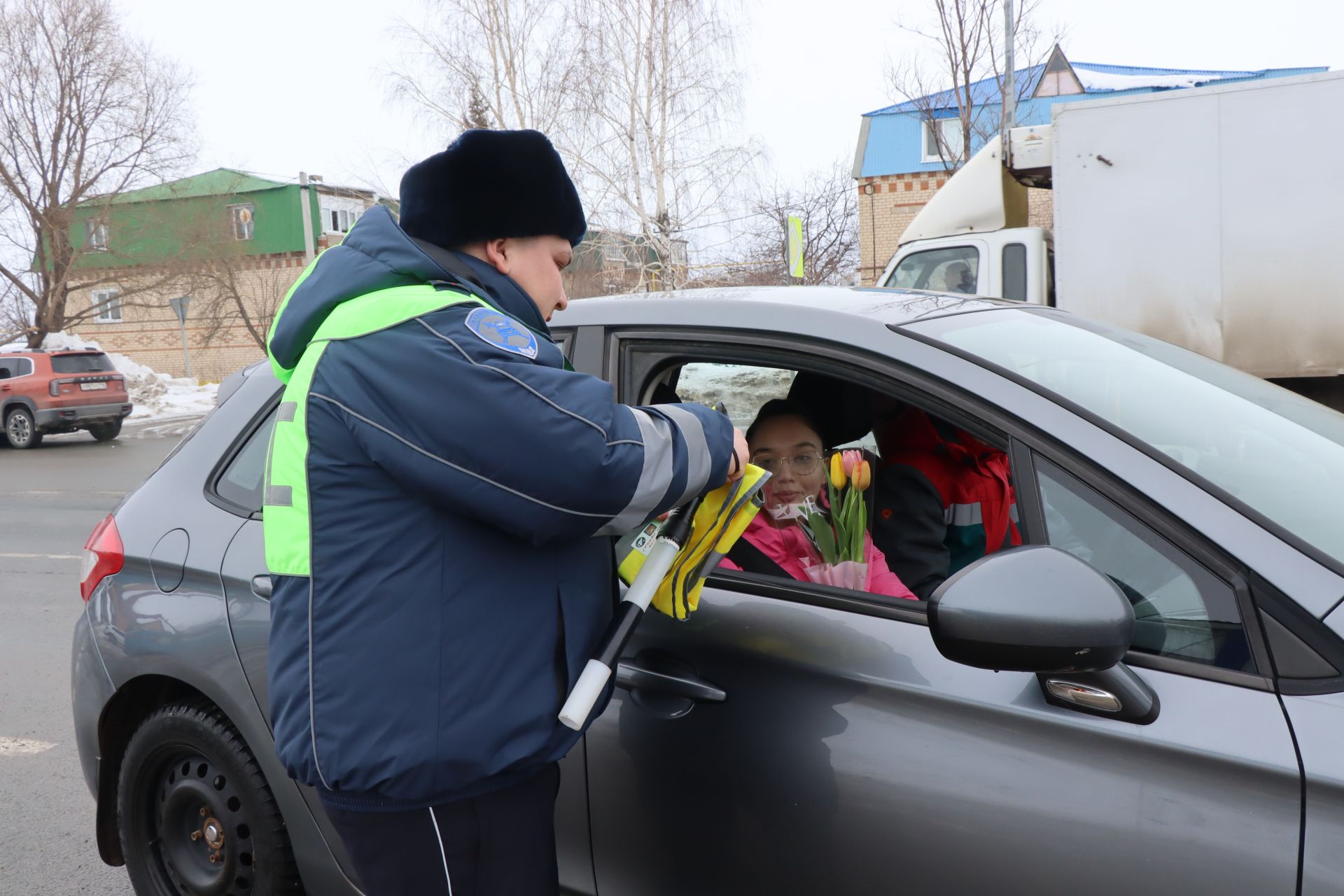 Накануне 8 Марта автоинспекторы поздравили нурлатских автоледи