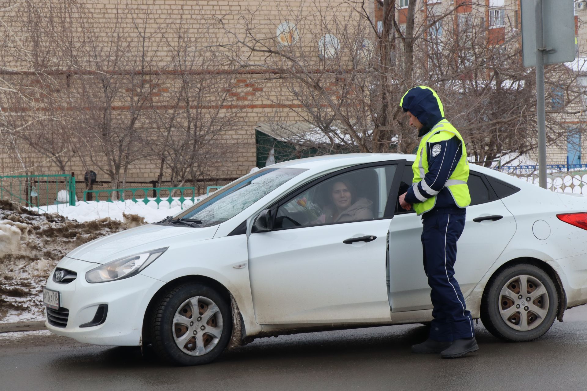 Накануне 8 Марта автоинспекторы поздравили нурлатских автоледи