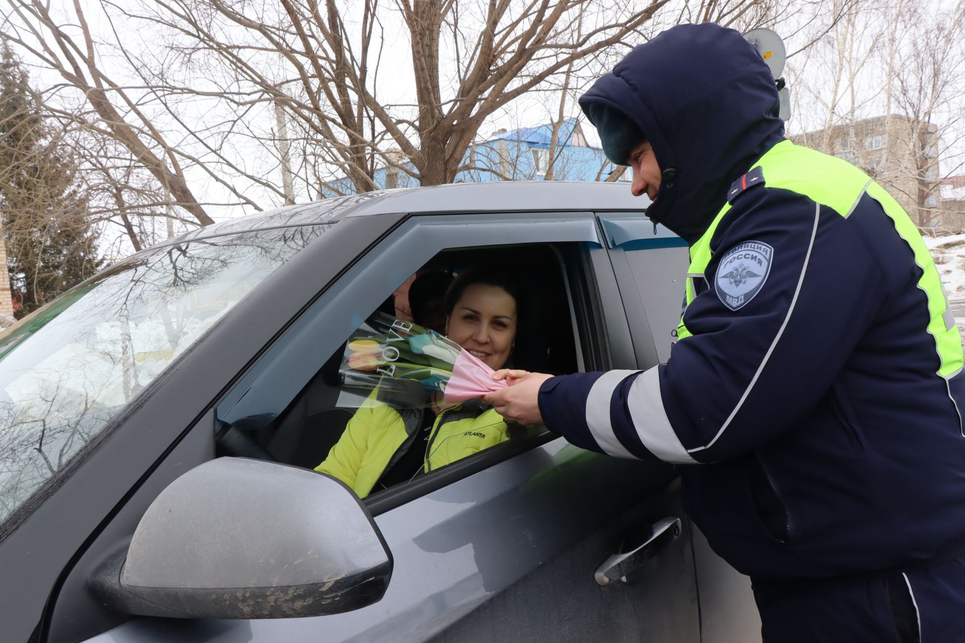 Накануне 8 Марта автоинспекторы поздравили нурлатских автоледи