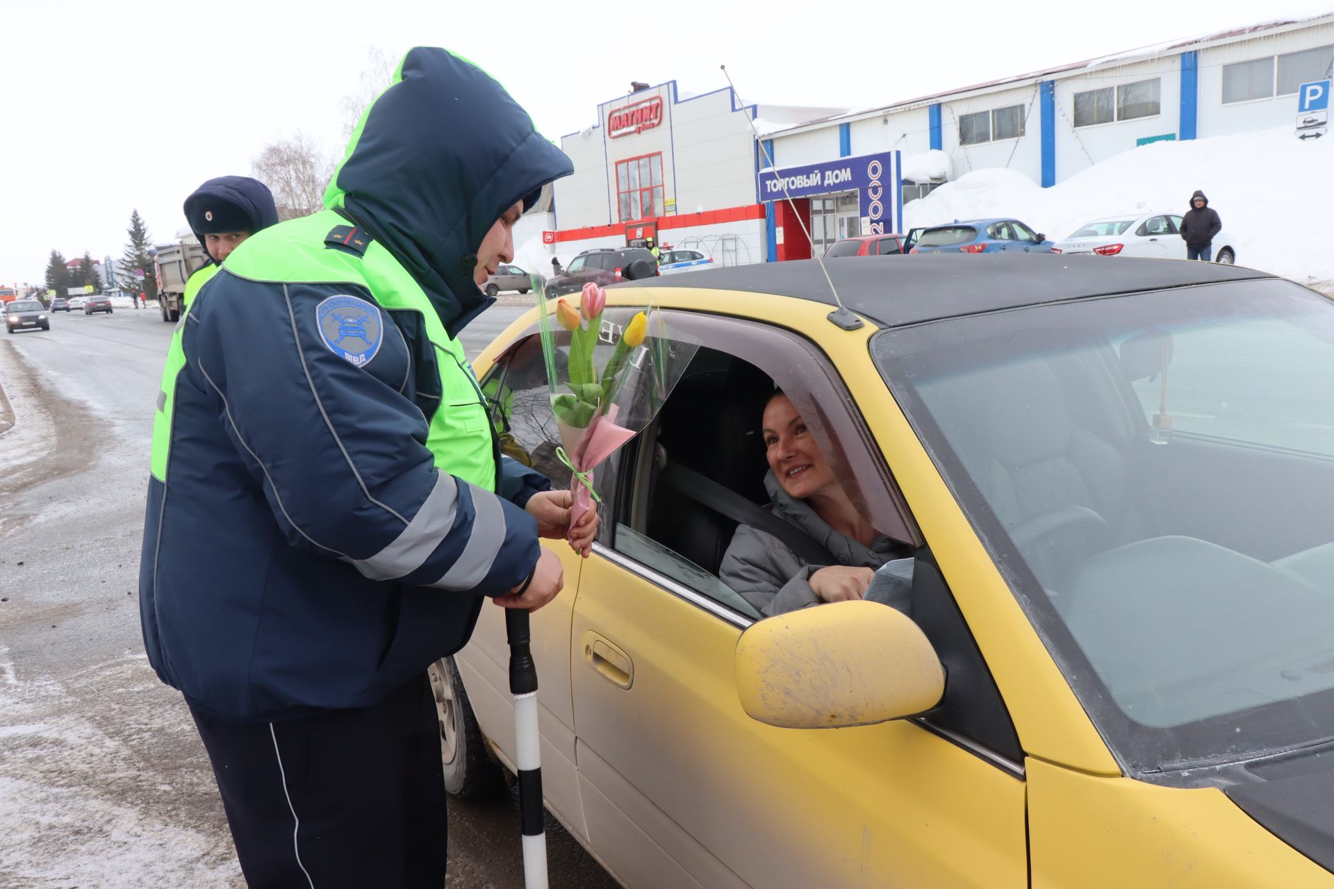 Накануне 8 Марта автоинспекторы поздравили нурлатских автоледи