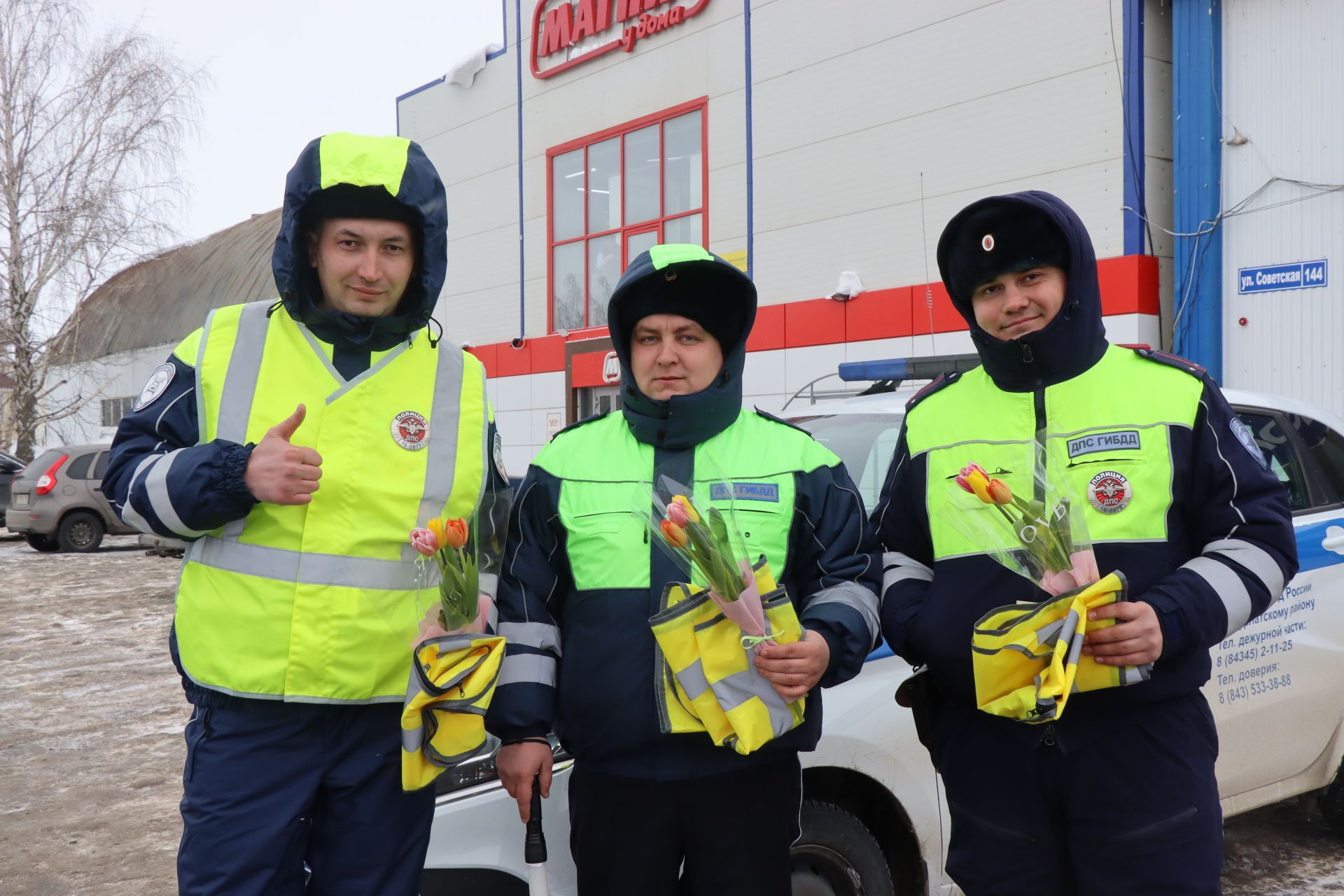 Накануне 8 Марта автоинспекторы поздравили нурлатских автоледи