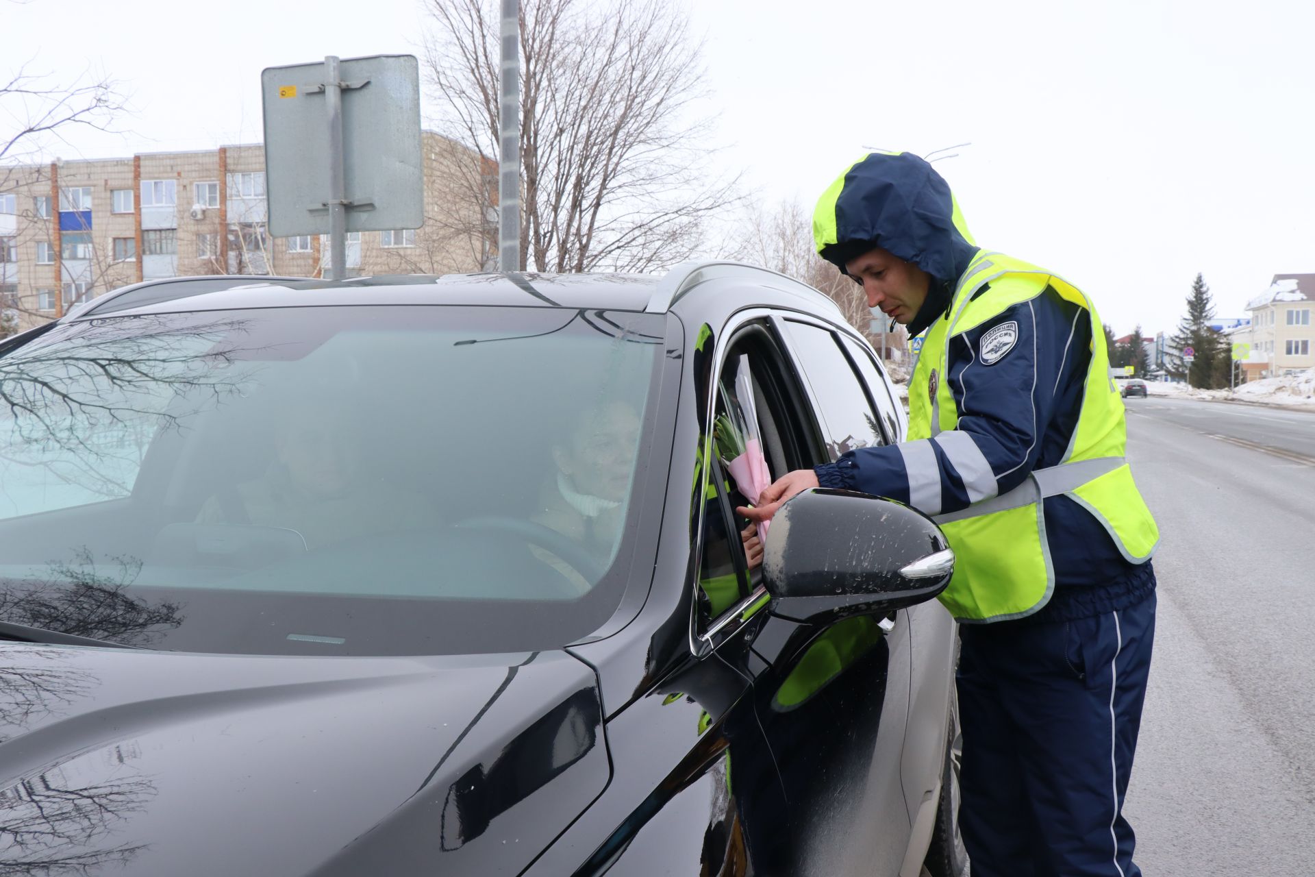 Накануне 8 Марта автоинспекторы поздравили нурлатских автоледи