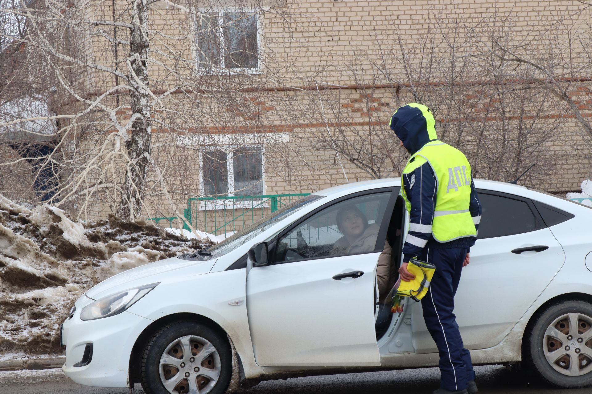 Накануне 8 Марта автоинспекторы поздравили нурлатских автоледи