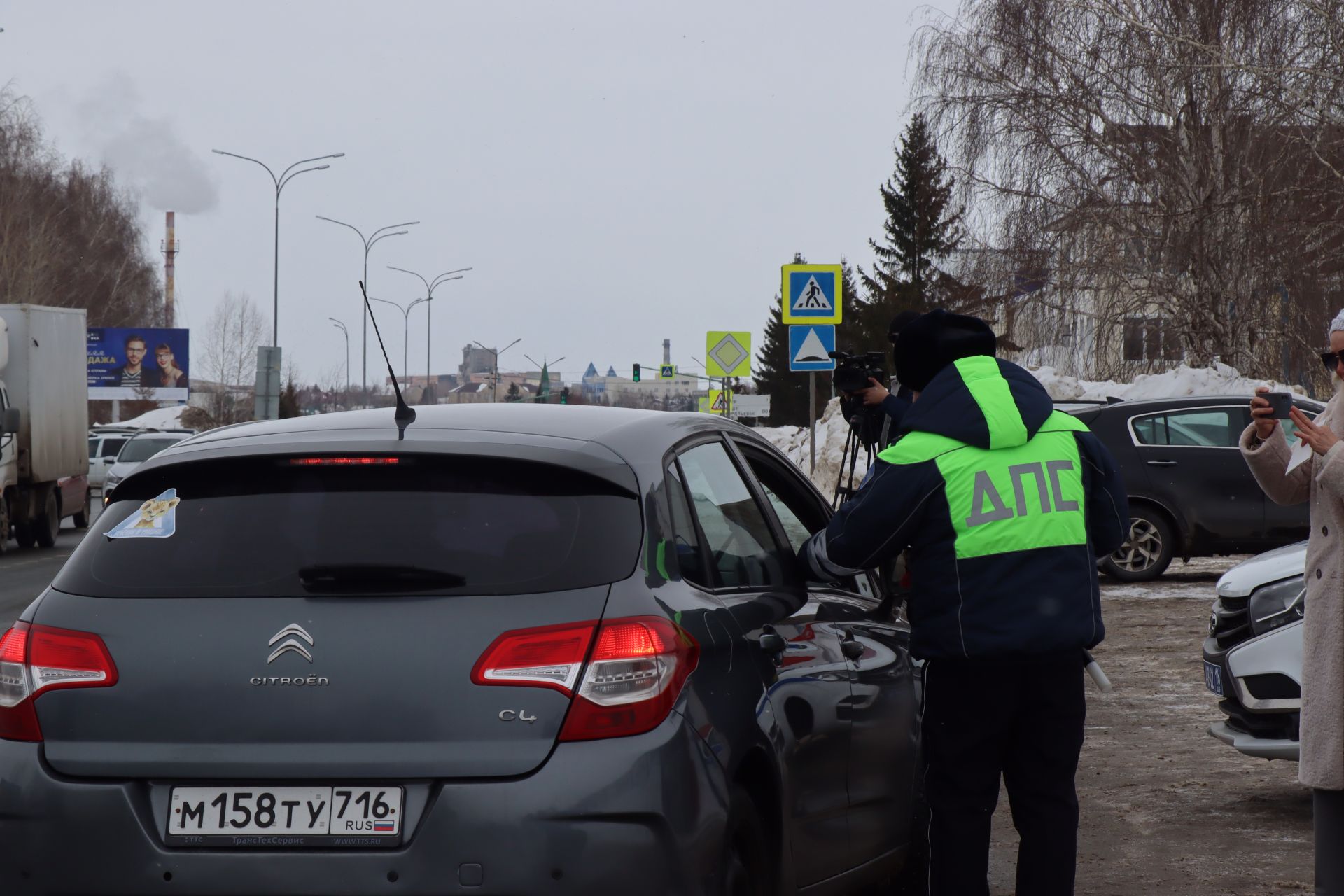 Накануне 8 Марта автоинспекторы поздравили нурлатских автоледи