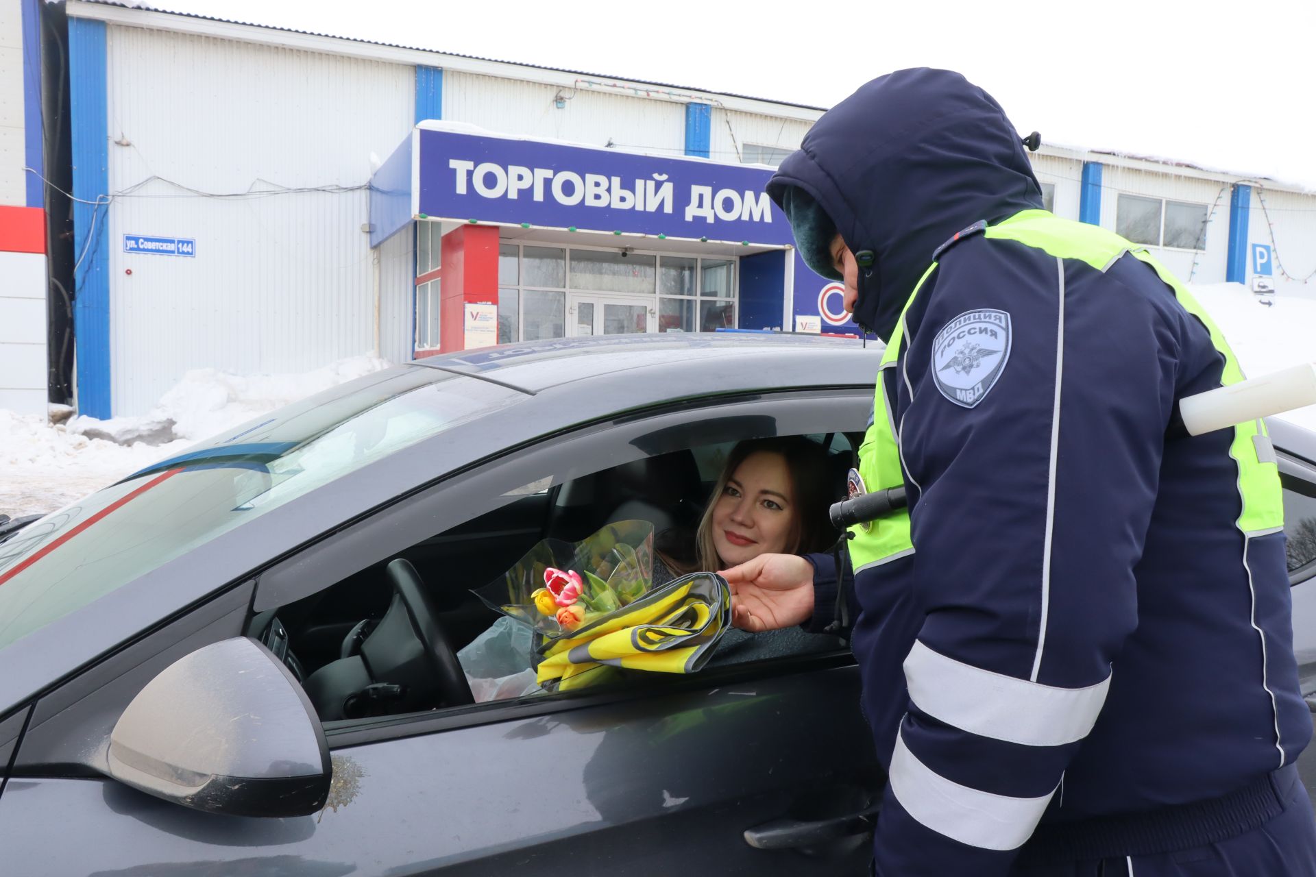 Накануне 8 Марта автоинспекторы поздравили нурлатских автоледи | 08.03.2024  | Нурлат - БезФормата