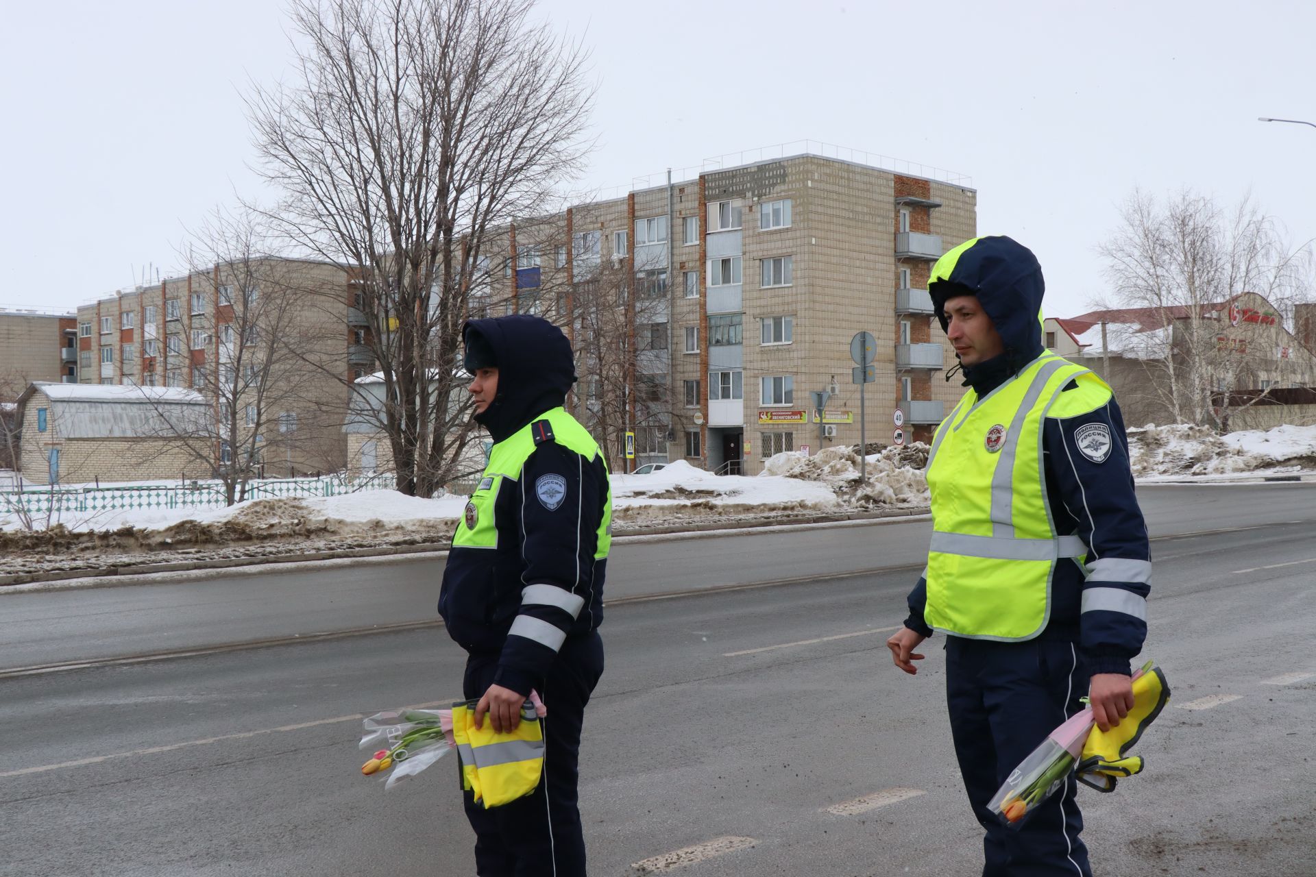 Накануне 8 Марта автоинспекторы поздравили нурлатских автоледи