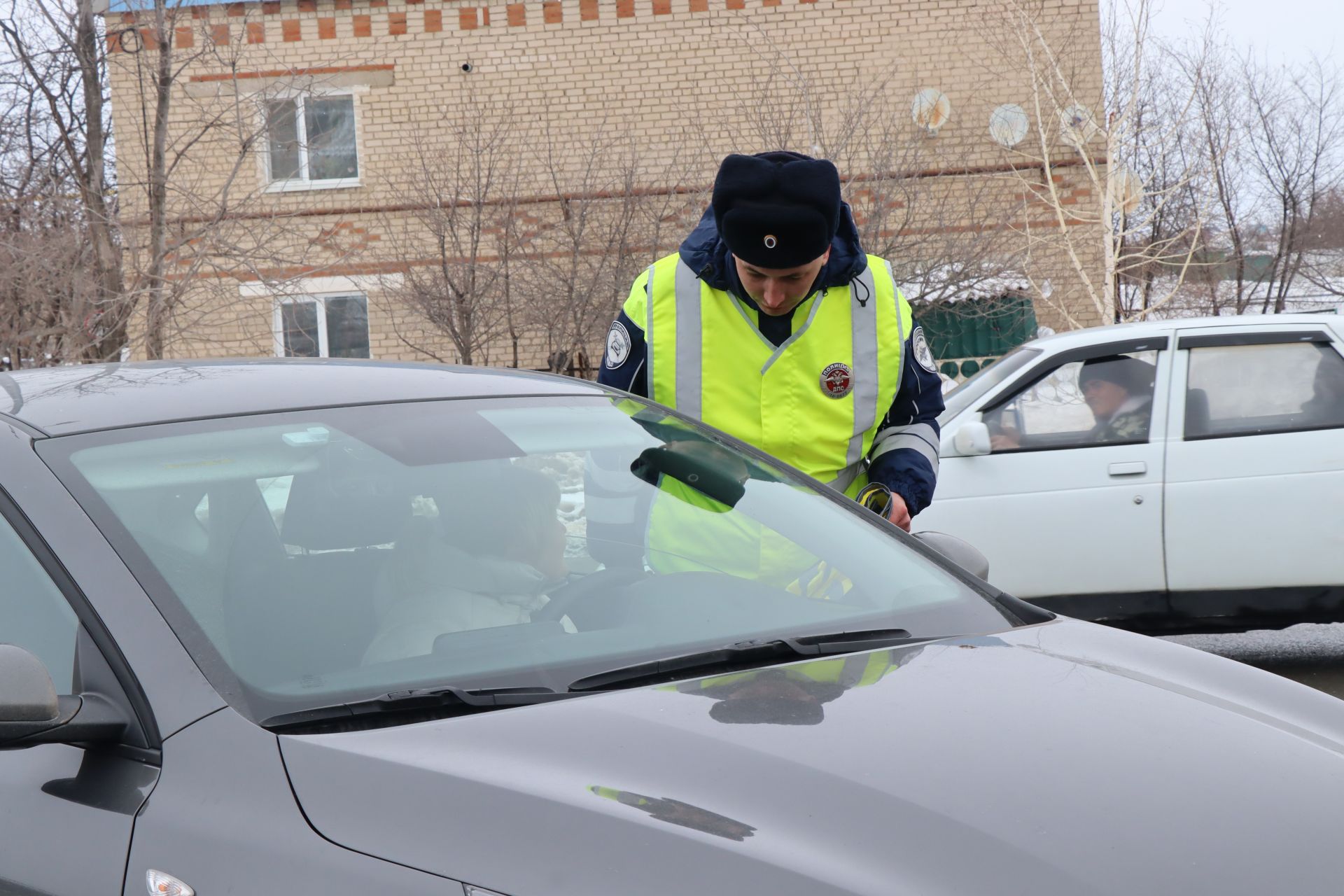 Накануне 8 Марта автоинспекторы поздравили нурлатских автоледи