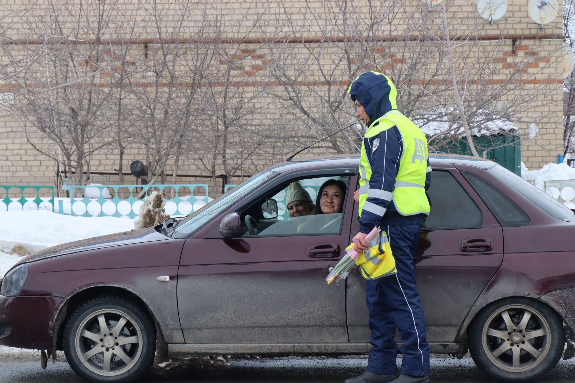 Накануне 8 Марта автоинспекторы поздравили нурлатских автоледи