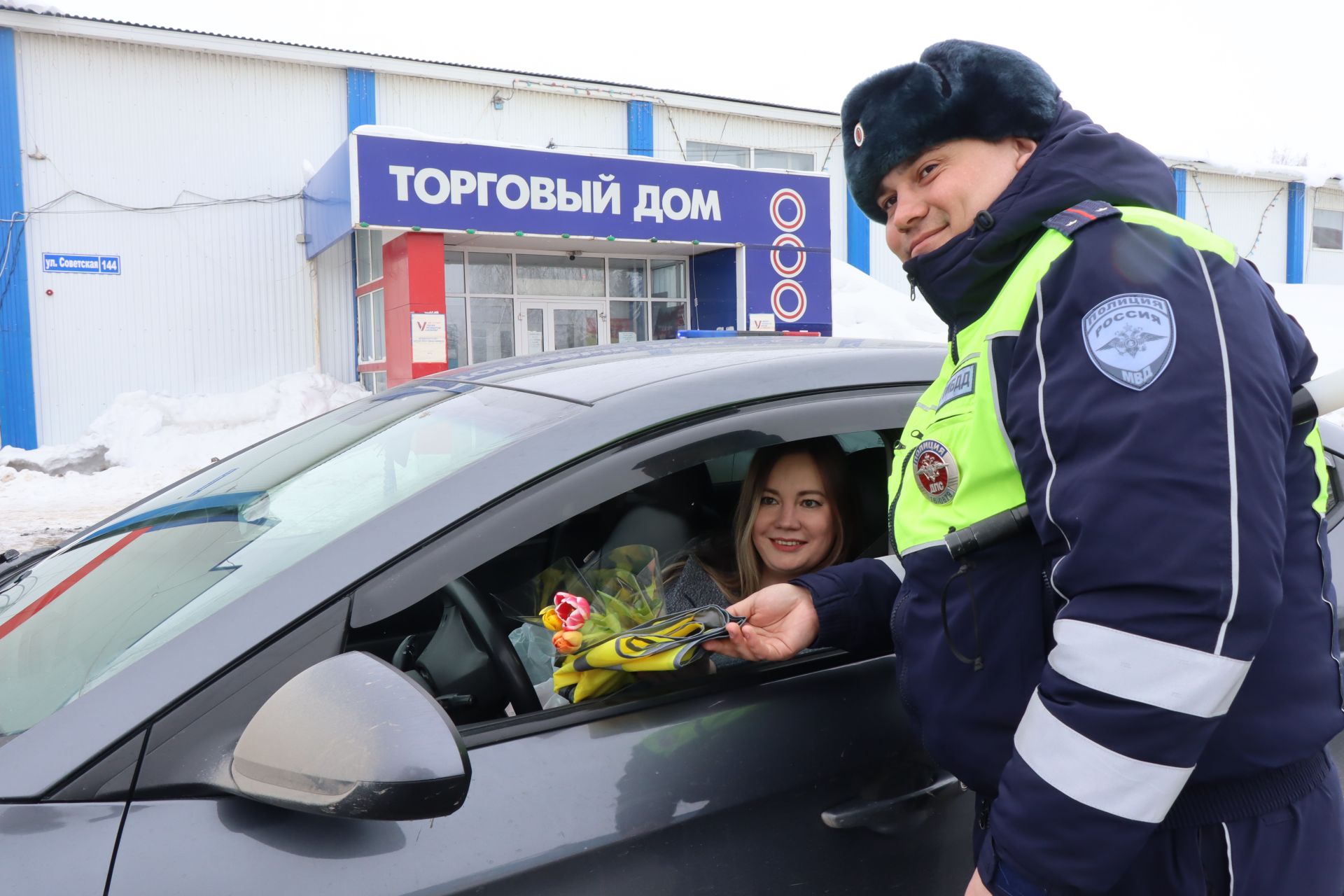 Накануне 8 Марта автоинспекторы поздравили нурлатских автоледи | 08.03.2024  | Нурлат - БезФормата