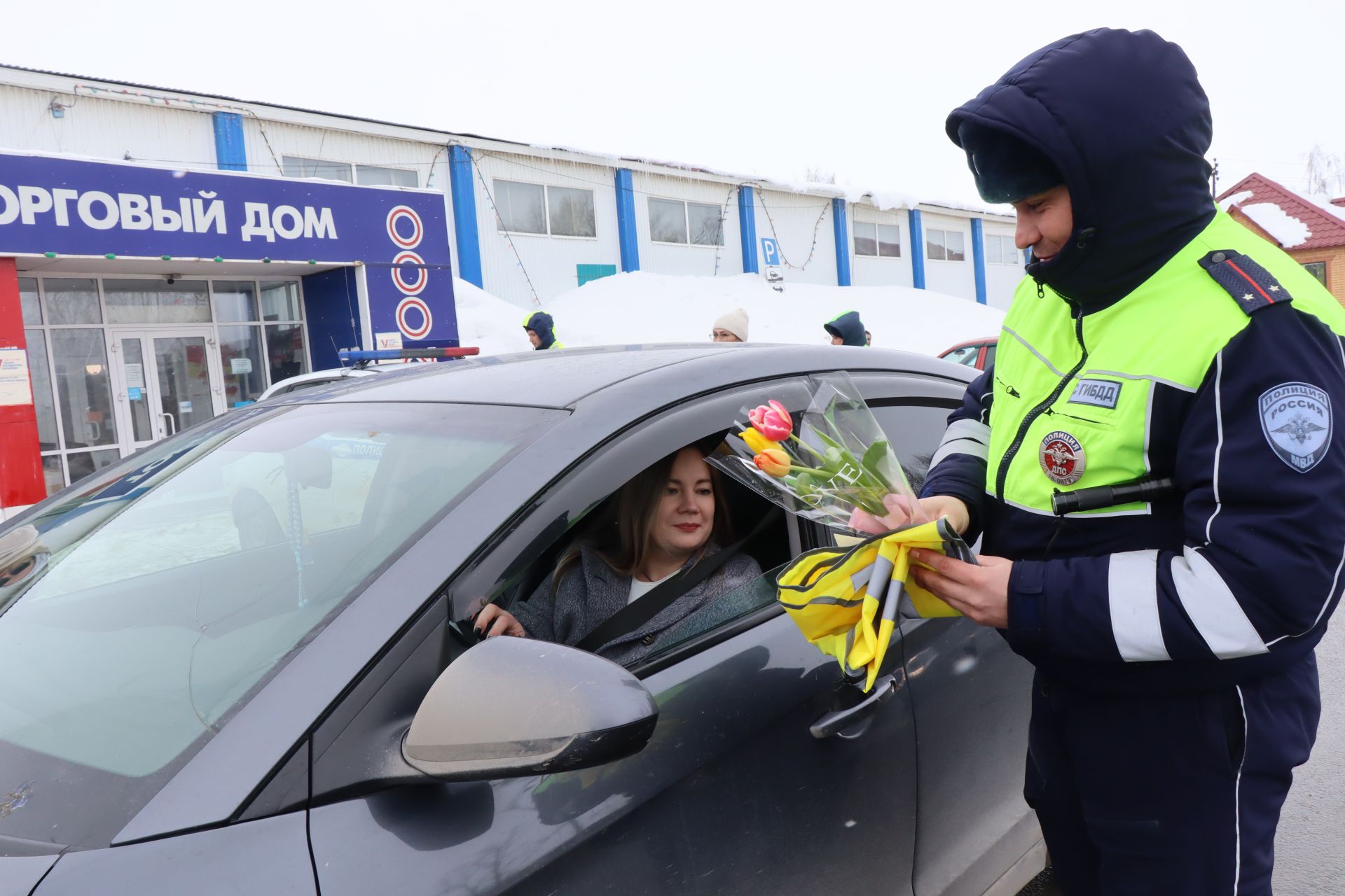 Накануне 8 Марта автоинспекторы поздравили нурлатских автоледи