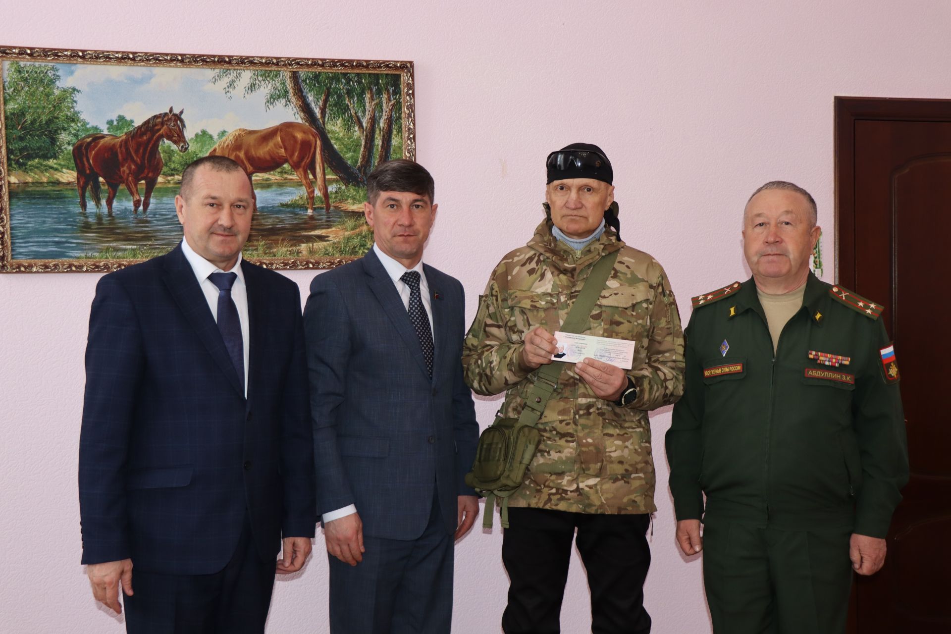 В Нурлате участникам СВО вручили удостоверение боевых действий