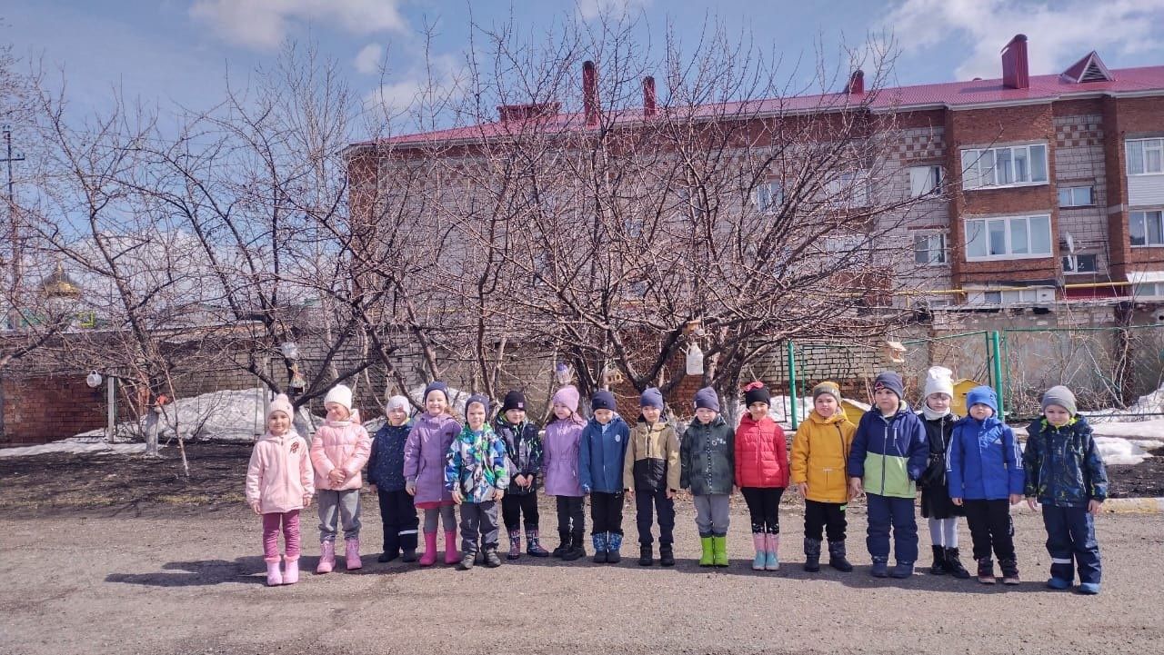 Воспитанники детского сада «Камыр Батыр» наполнили кормом кормушки для птиц