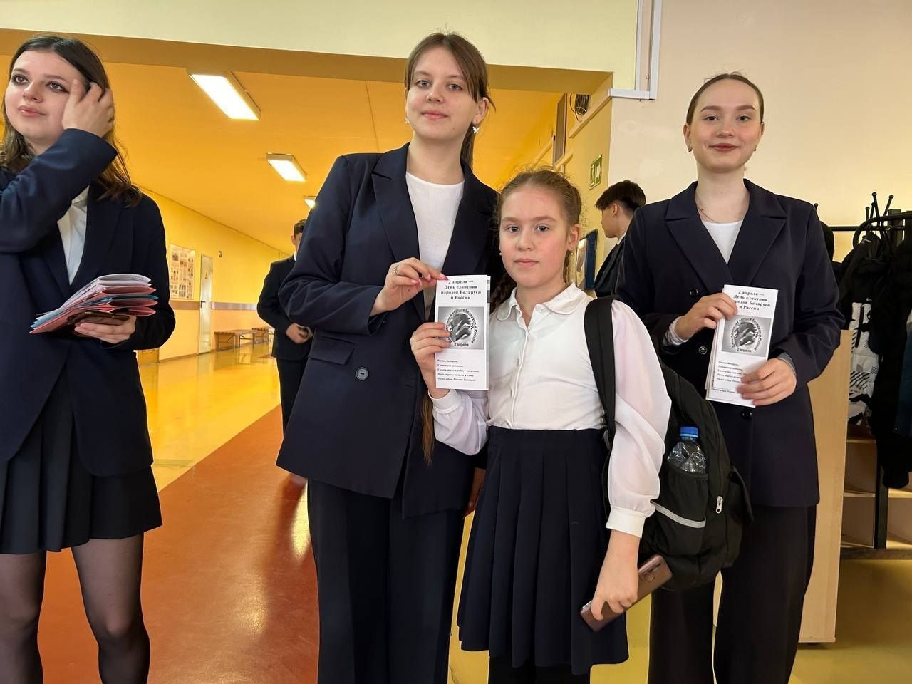 Активисты Нурлатской гимназии провели акцию «Россия, Беларусь – вместе навсегда».