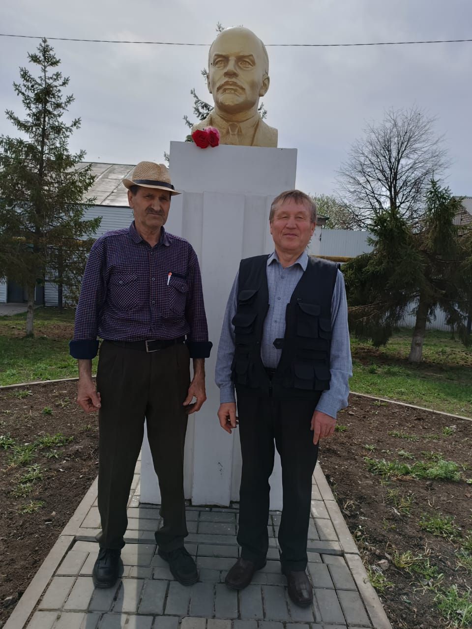Коммунисты Нурлата возложили цветы к памятнику В.И.Ленина