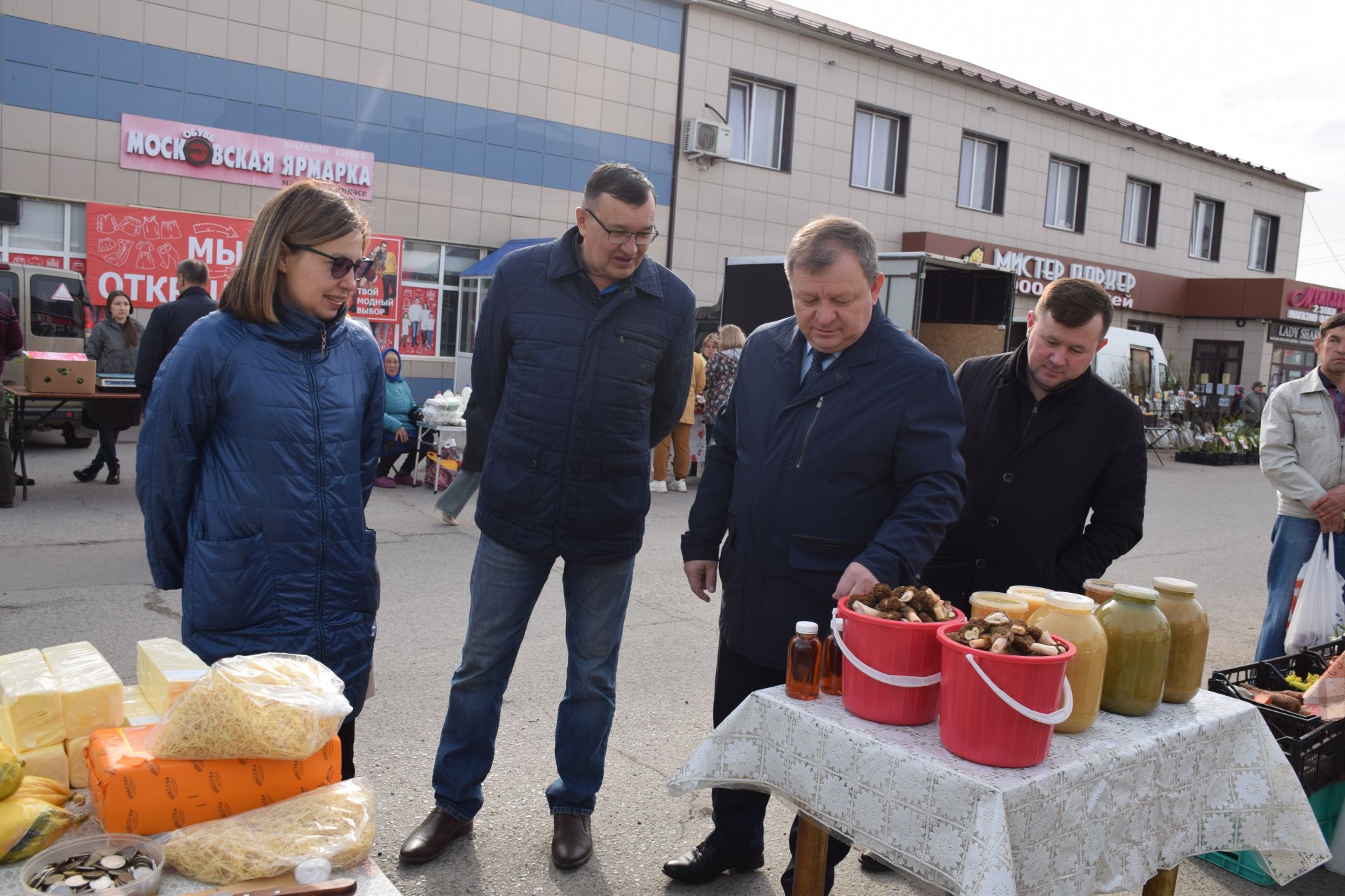 Ярмарка в Нурлате: свежие огурцы из теплицы, разноцветные яйца, живая рыба…