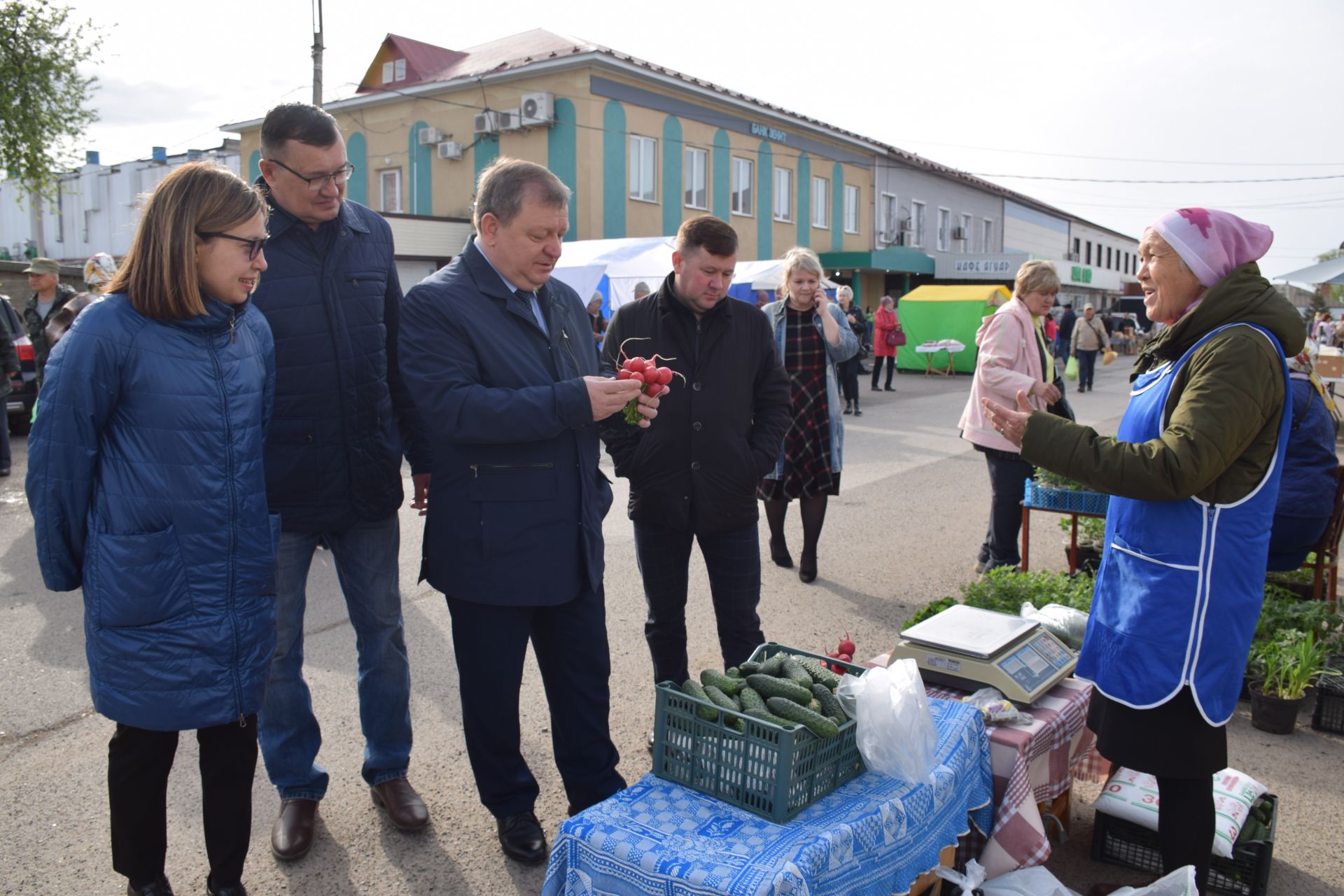 Ярмарка в Нурлате: свежие огурцы из теплицы, разноцветные яйца, живая рыба…