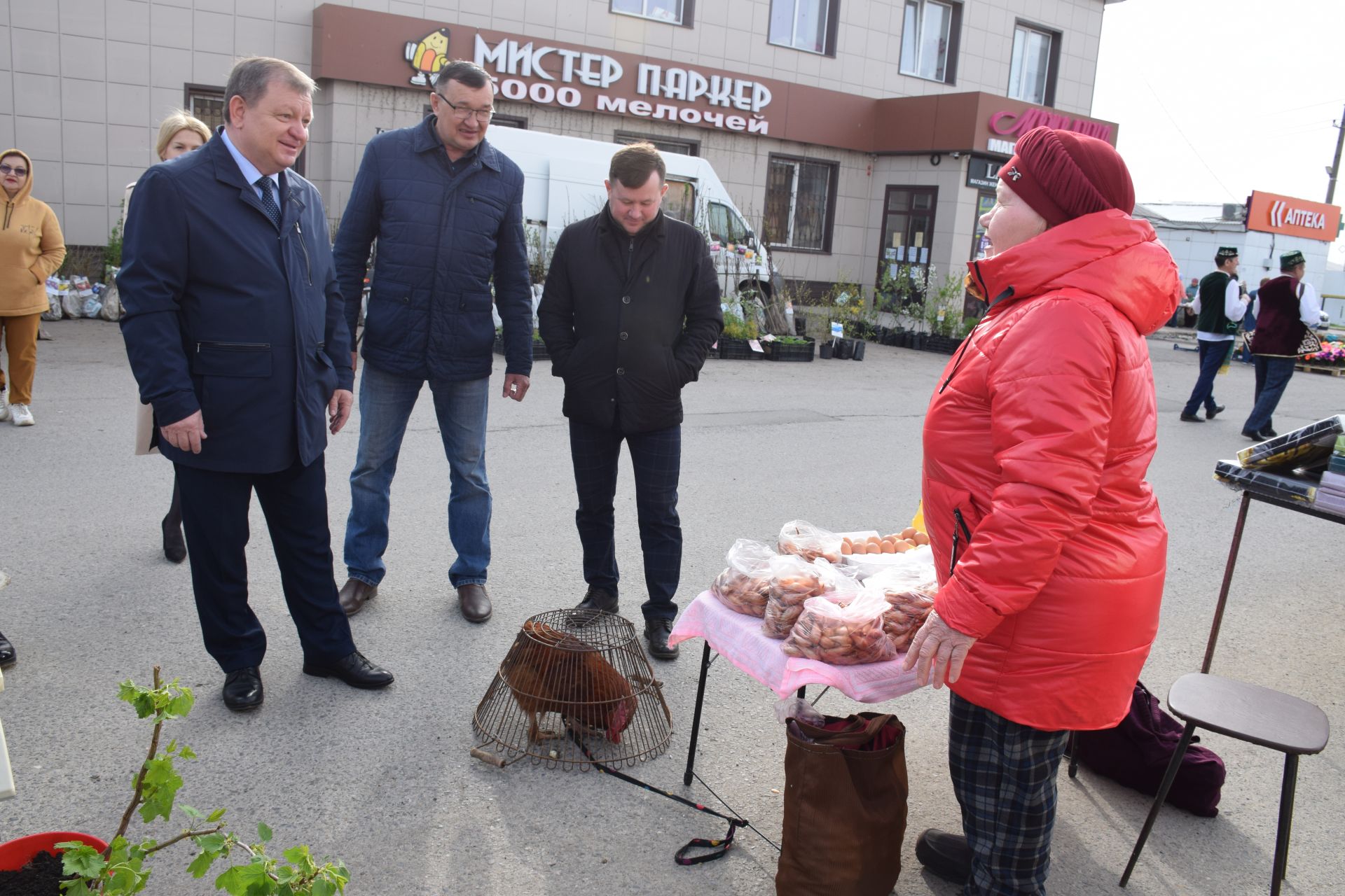 Ярмарка в Нурлате: свежие огурцы из теплицы, разноцветные яйца, живая рыба…