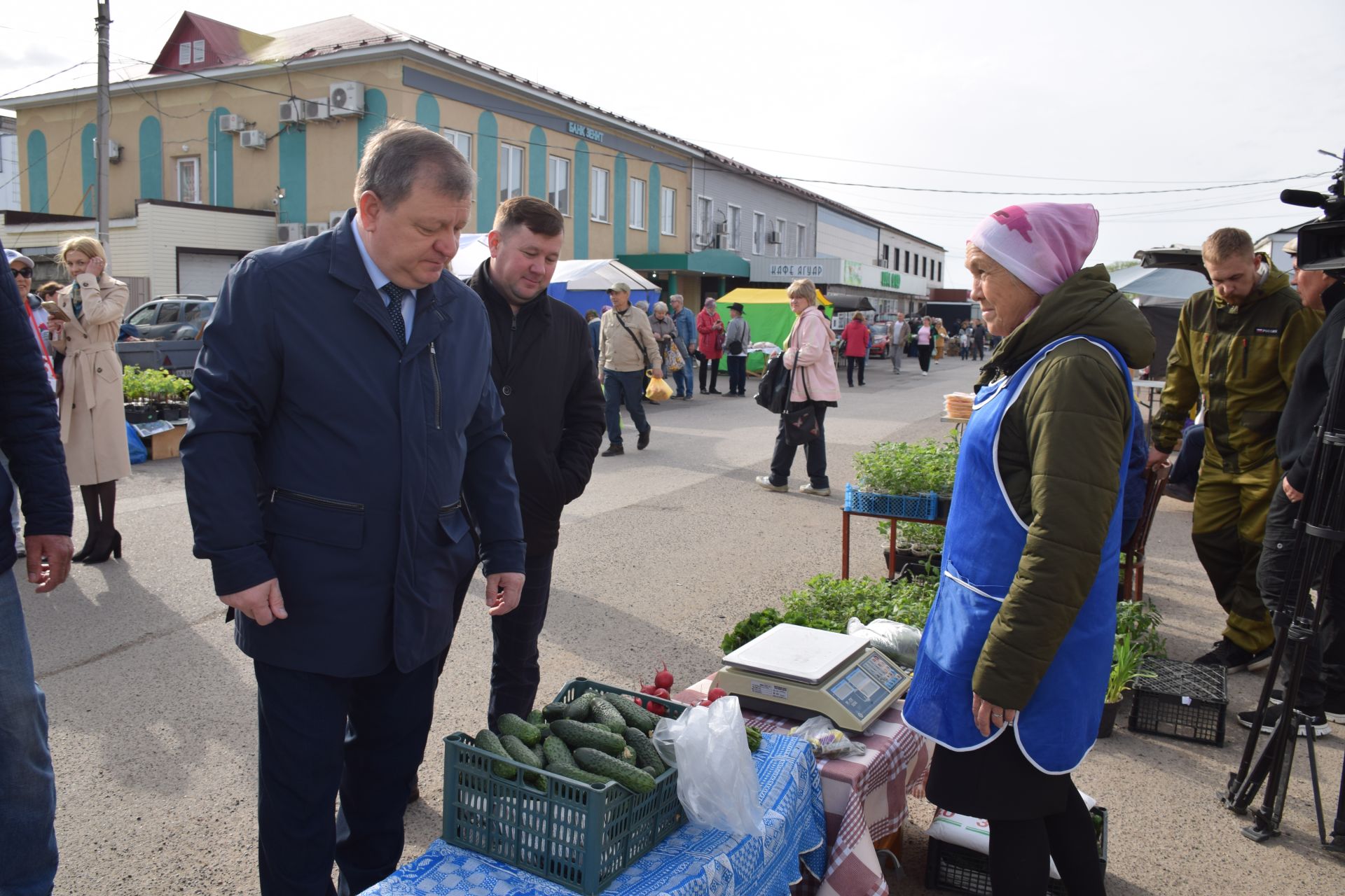 Ярмарка в Нурлате: свежие огурцы из теплицы, разноцветные яйца, живая рыба…