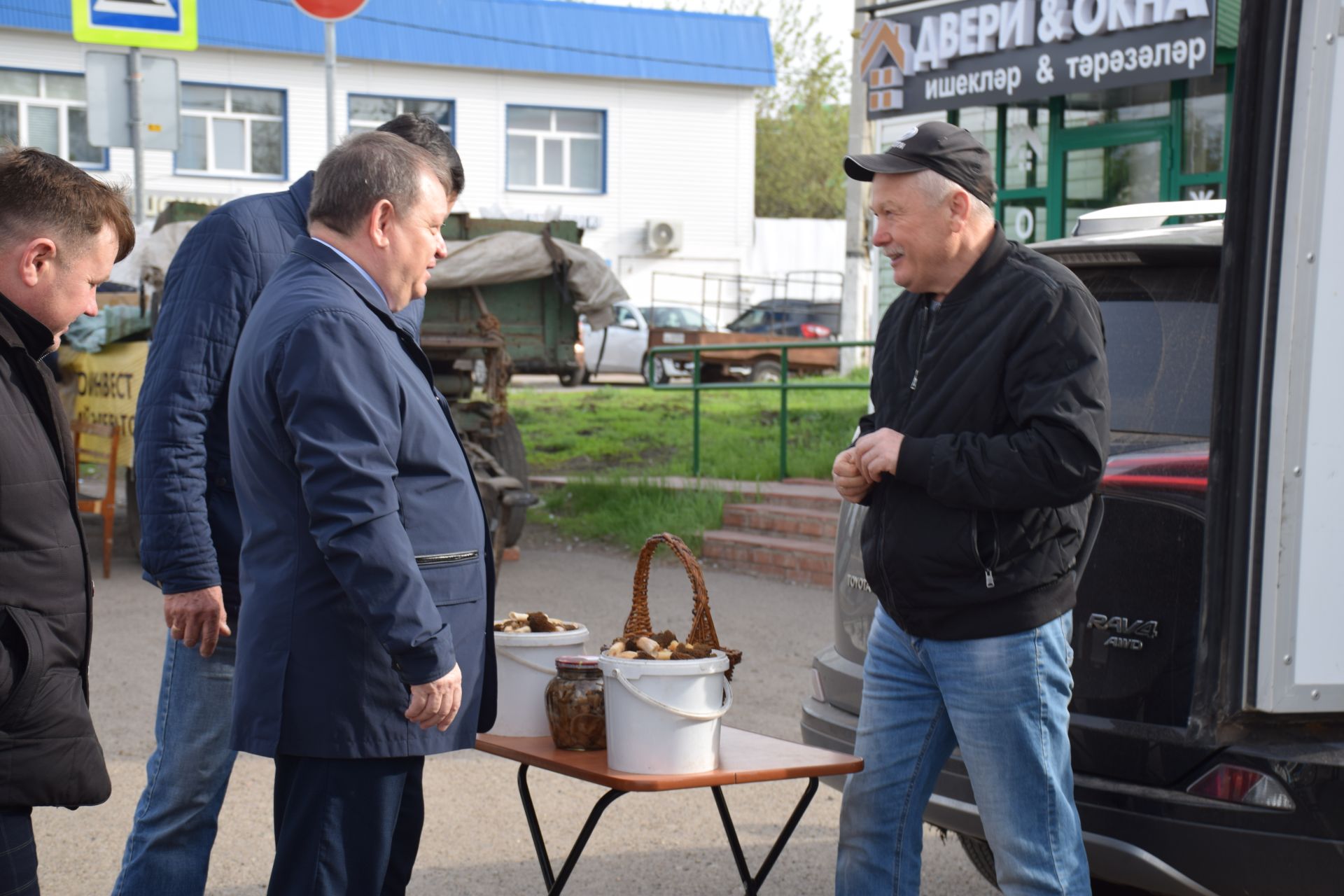 Ярмарка в Нурлате: свежие огурцы из теплицы, разноцветные яйца, живая рыба…