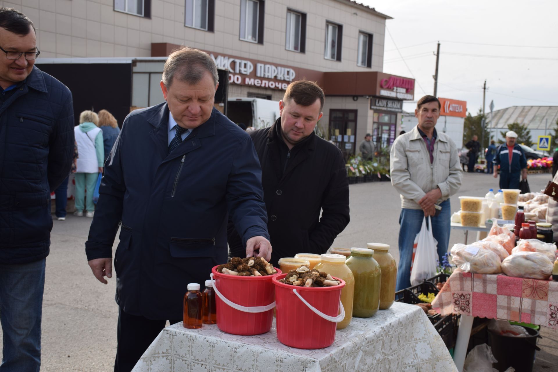 Ярмарка в Нурлате: свежие огурцы из теплицы, разноцветные яйца, живая рыба…