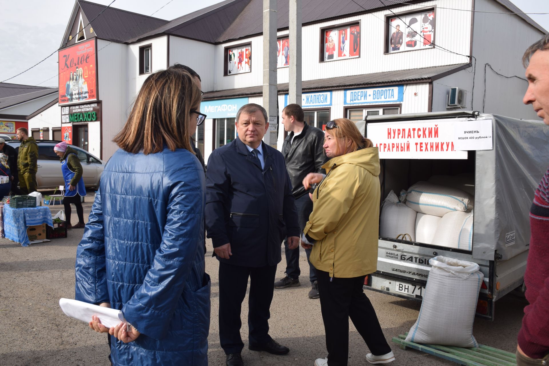 Ярмарка в Нурлате: свежие огурцы из теплицы, разноцветные яйца, живая рыба…