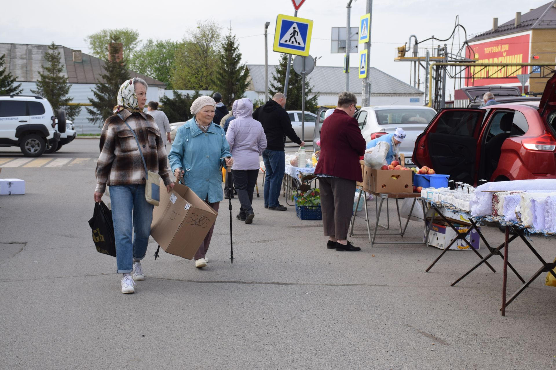 Ярмарка в Нурлате: свежие огурцы из теплицы, разноцветные яйца, живая рыба…