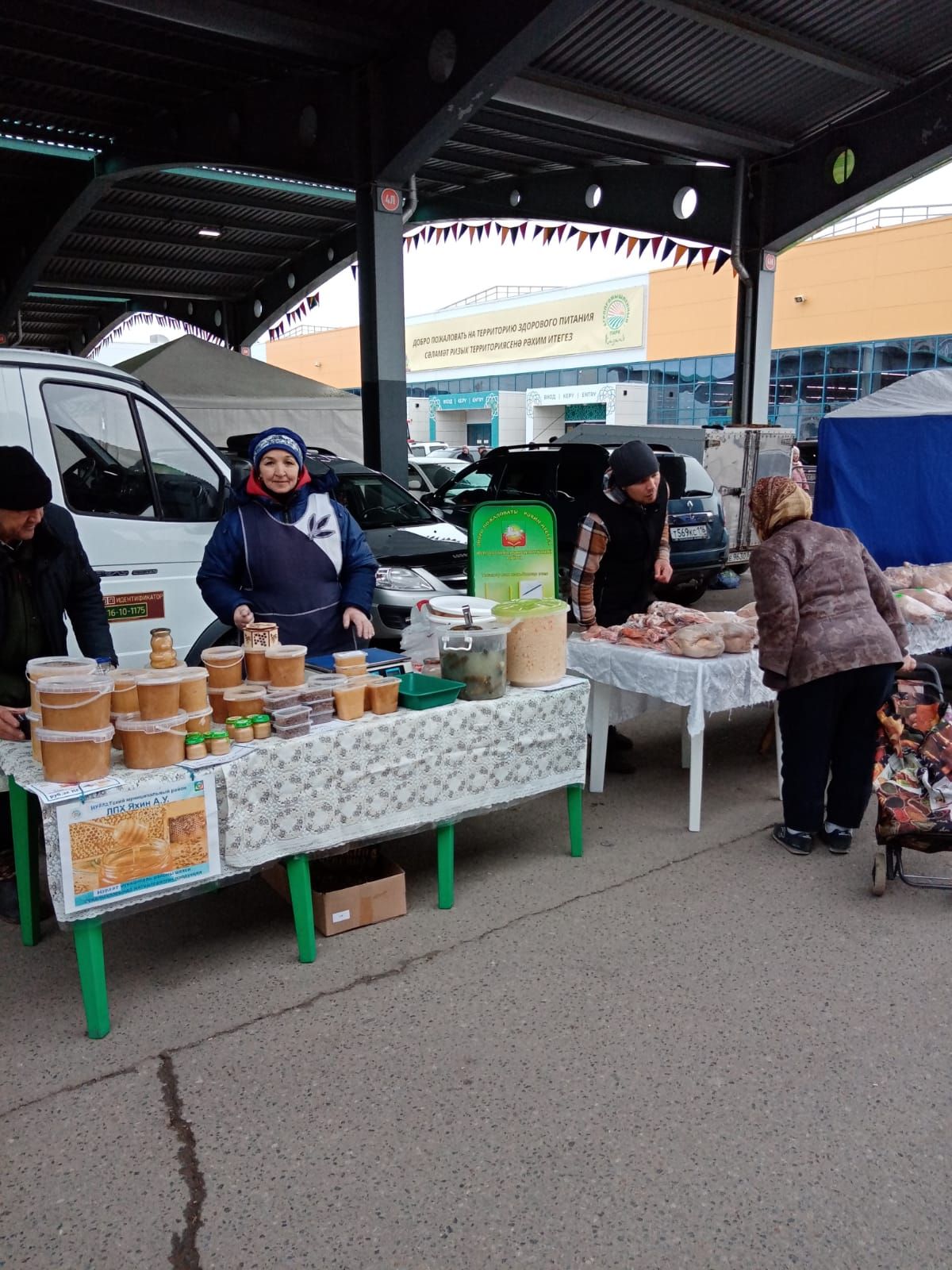 Нурлатцы подарили весеннее настроение жителям Казани на сельхозярмарке