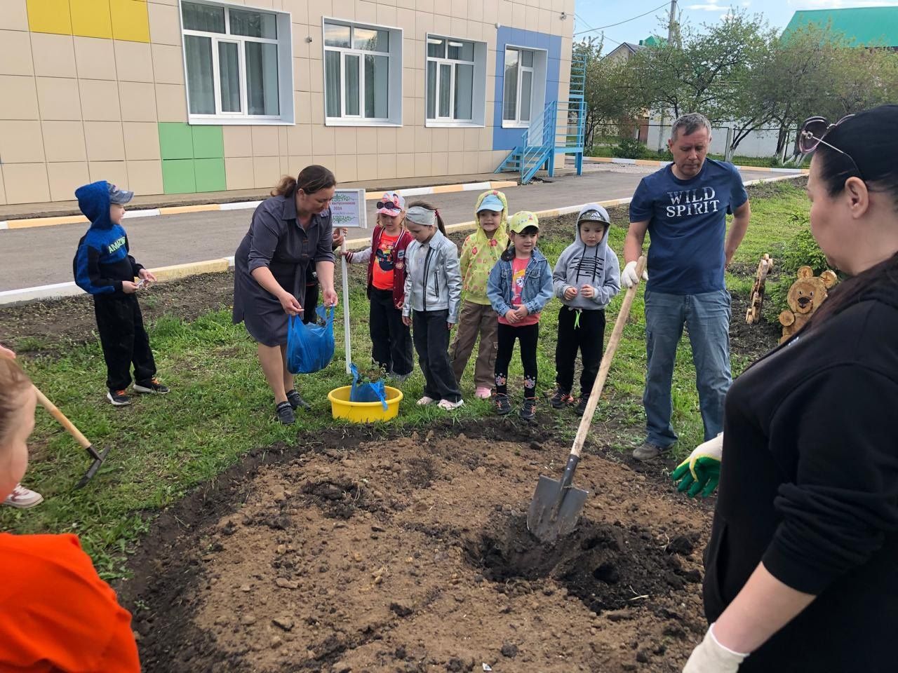 Аллея выпускников Нурлатского детского сада «Алсу» пополнилась новыми растениями