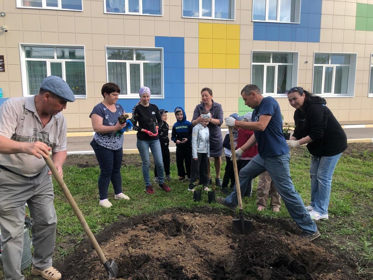 Аллея выпускников Нурлатского детского сада «Алсу» пополнилась новыми растениями