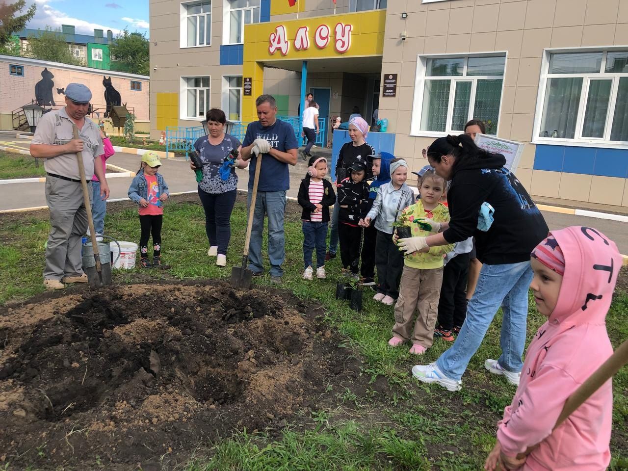 Аллея выпускников Нурлатского детского сада «Алсу» пополнилась новыми растениями