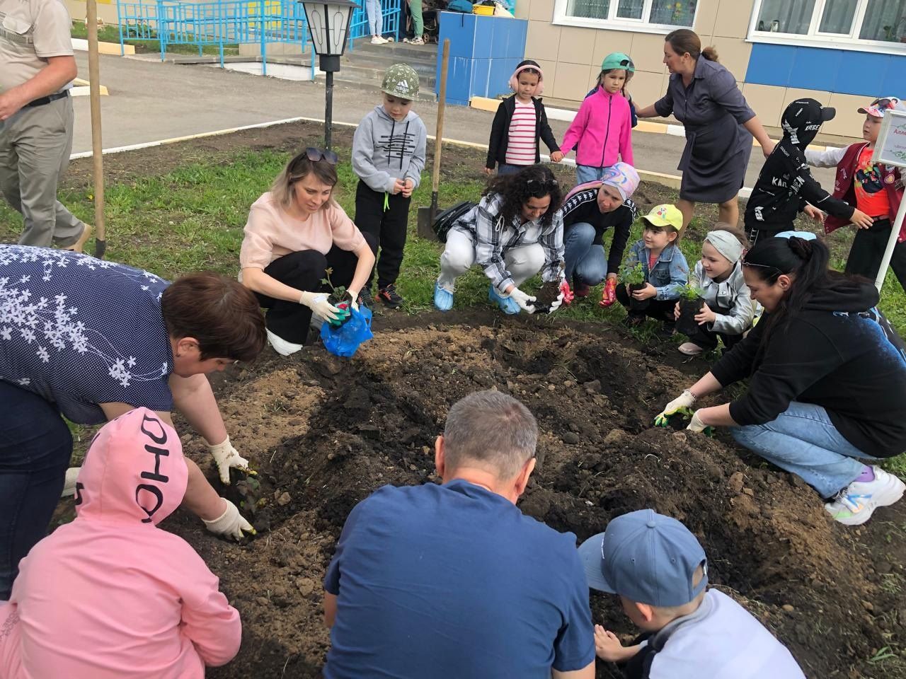 Аллея выпускников Нурлатского детского сада «Алсу» пополнилась новыми растениями