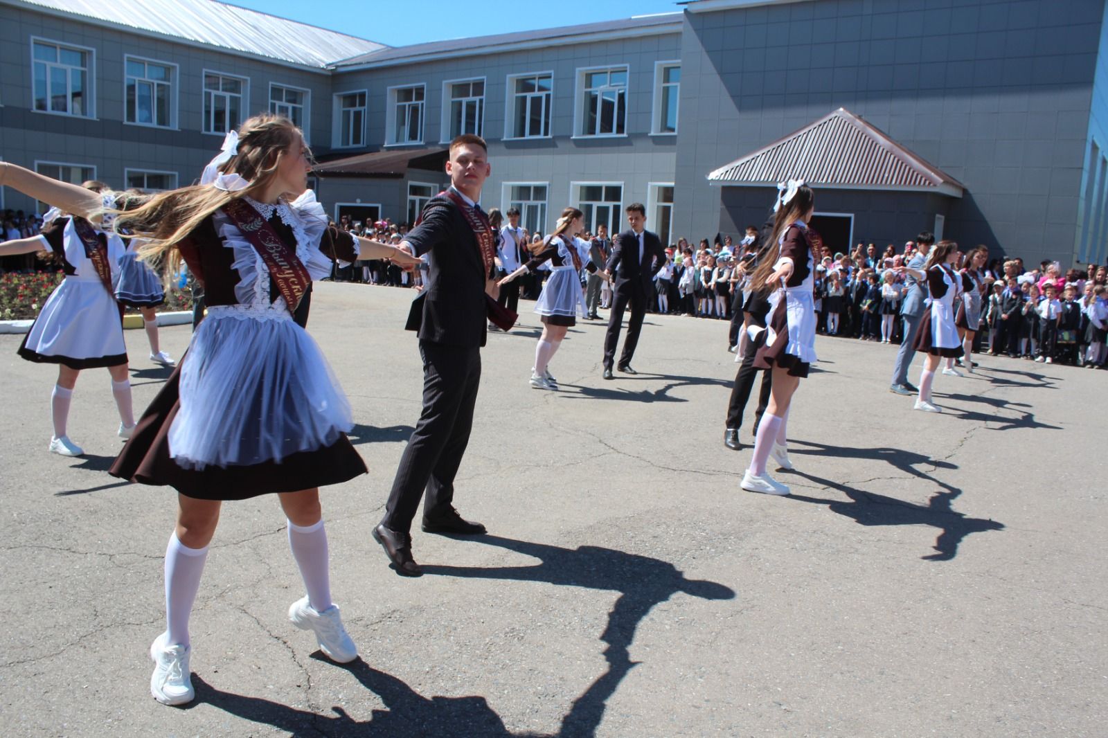 В городской школе №1 города Нурлат в этом году 60-ый юбилейный выпуск (фоторепортаж)