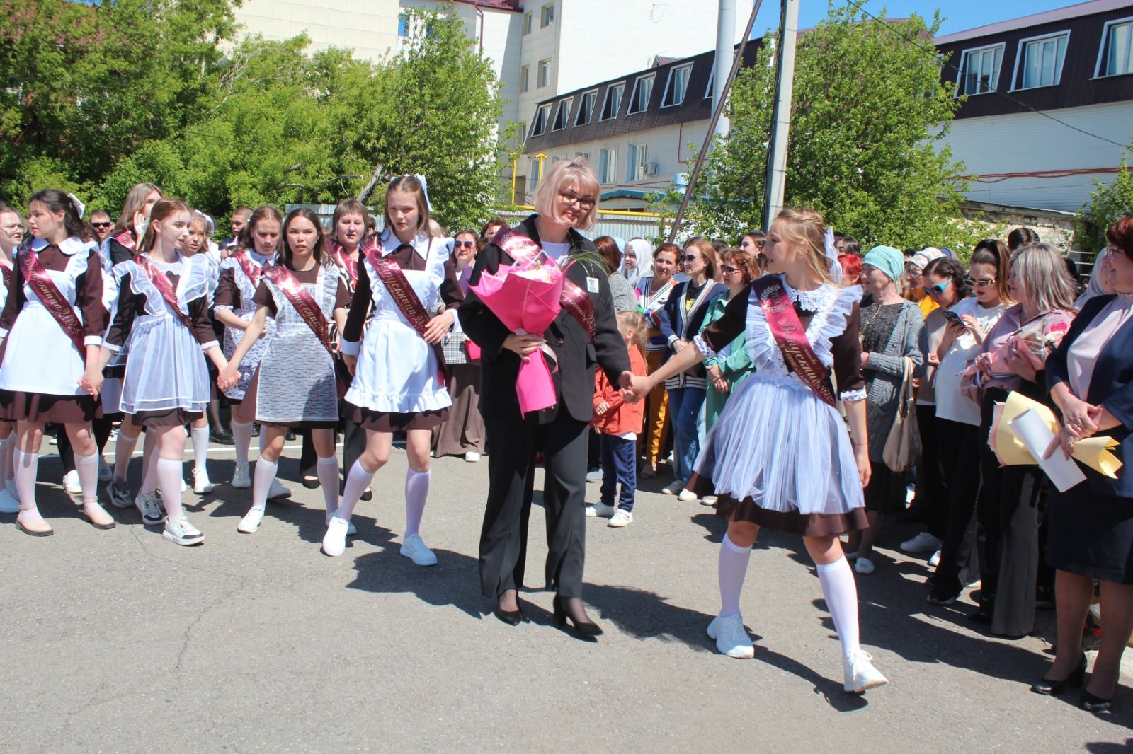 В городской школе №1 города Нурлат в этом году 60-ый юбилейный выпуск (фоторепортаж)