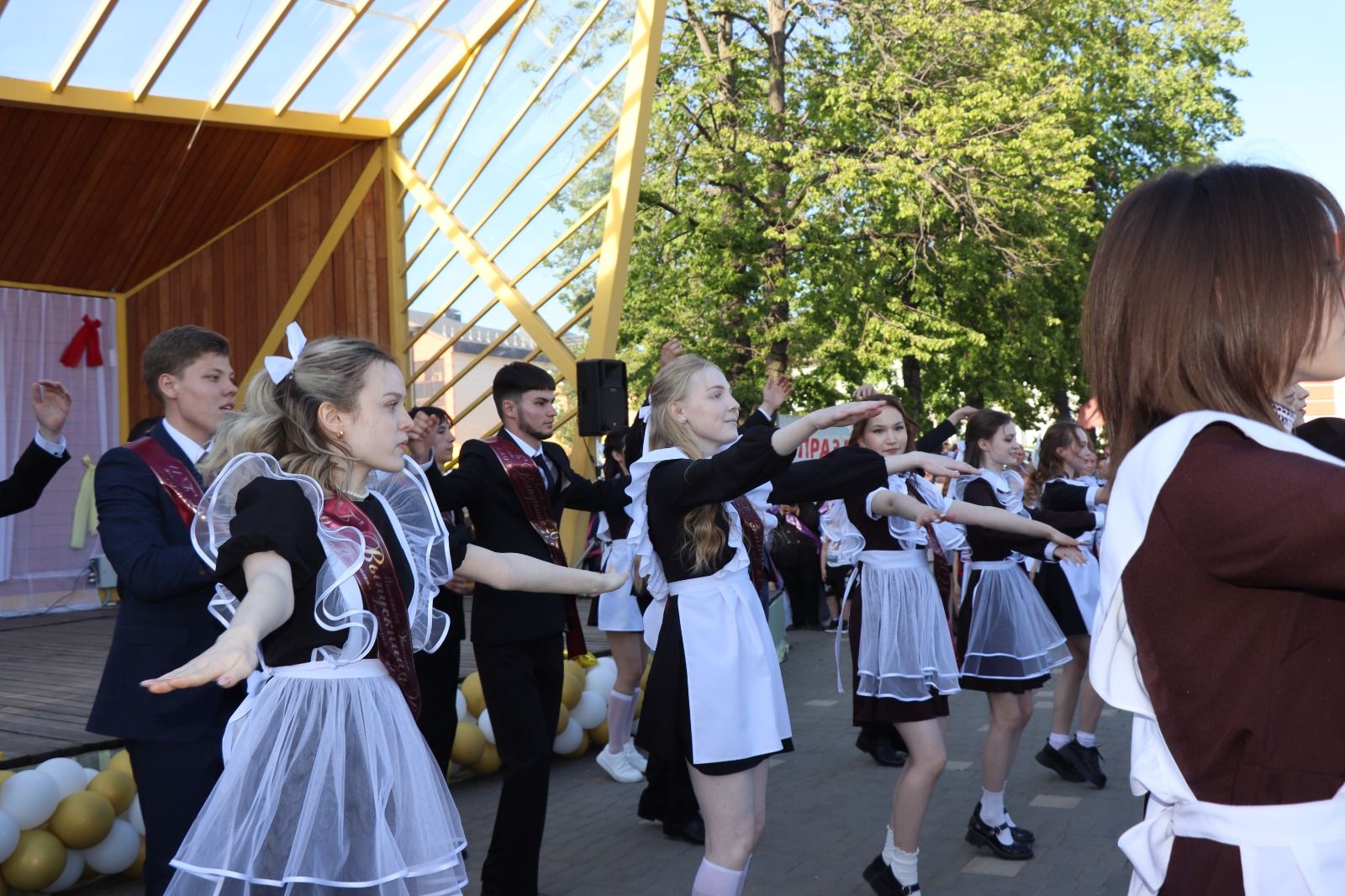 В Нурлате выпускники соревновались в битве флешмобов (фоторепортаж)