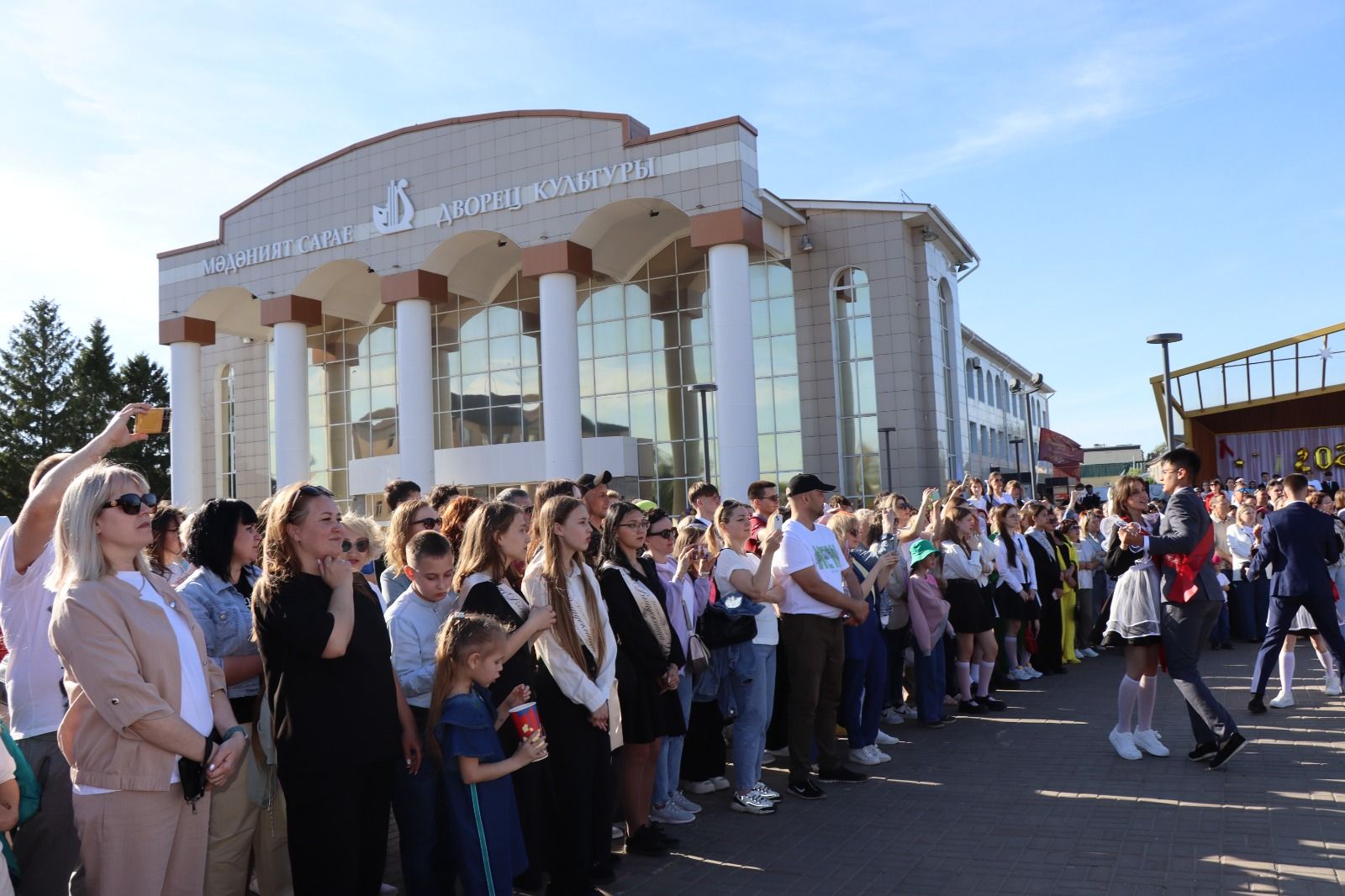 В Нурлате выпускники соревновались в битве флешмобов (фоторепортаж)