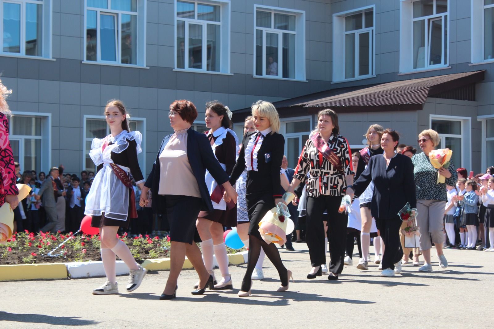 В городской школе №1 города Нурлат в этом году 60-ый юбилейный выпуск (фоторепортаж)