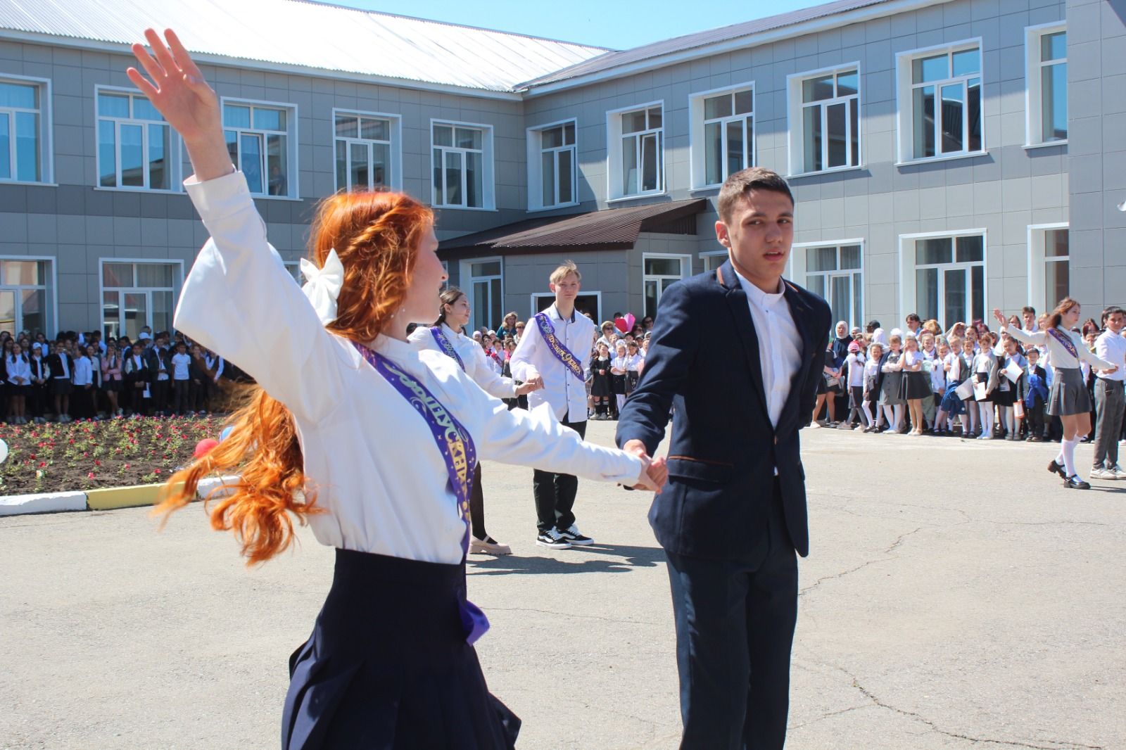 В городской школе №1 города Нурлат в этом году 60-ый юбилейный выпуск (фоторепортаж)