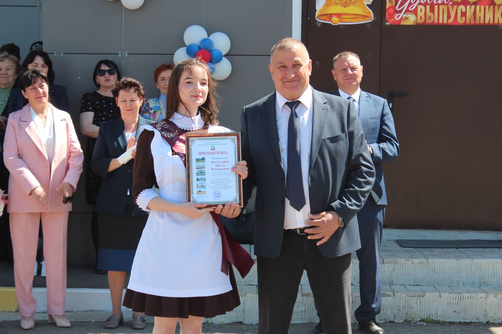 В городской школе №1 города Нурлат в этом году 60-ый юбилейный выпуск (фоторепортаж)