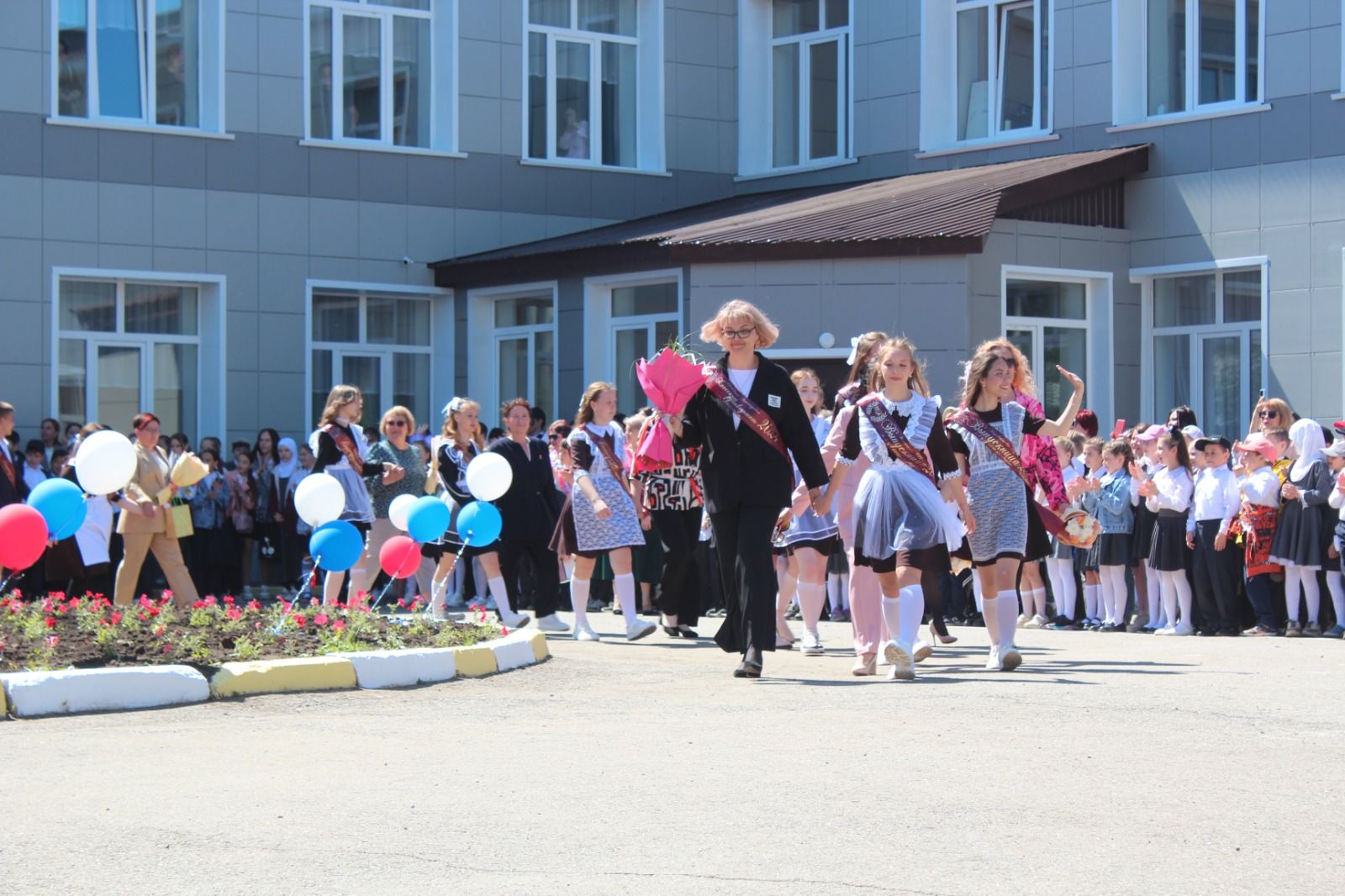 В городской школе №1 города Нурлат в этом году 60-ый юбилейный выпуск (фоторепортаж)