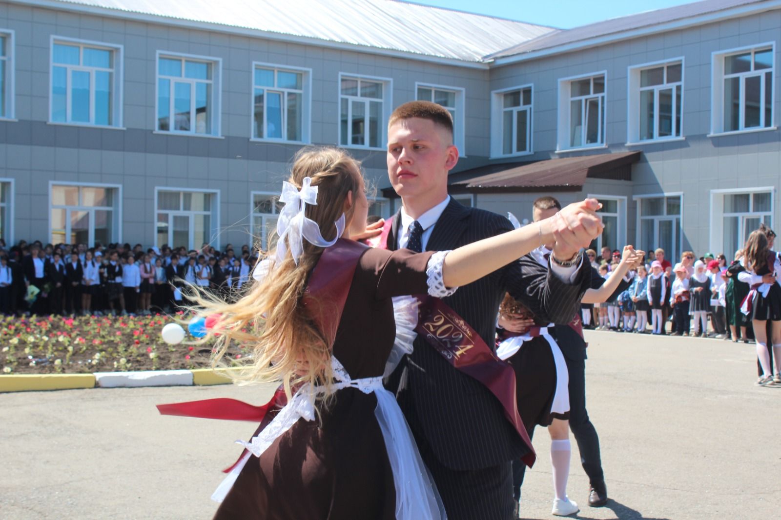 В городской школе №1 города Нурлат в этом году 60-ый юбилейный выпуск (фоторепортаж)