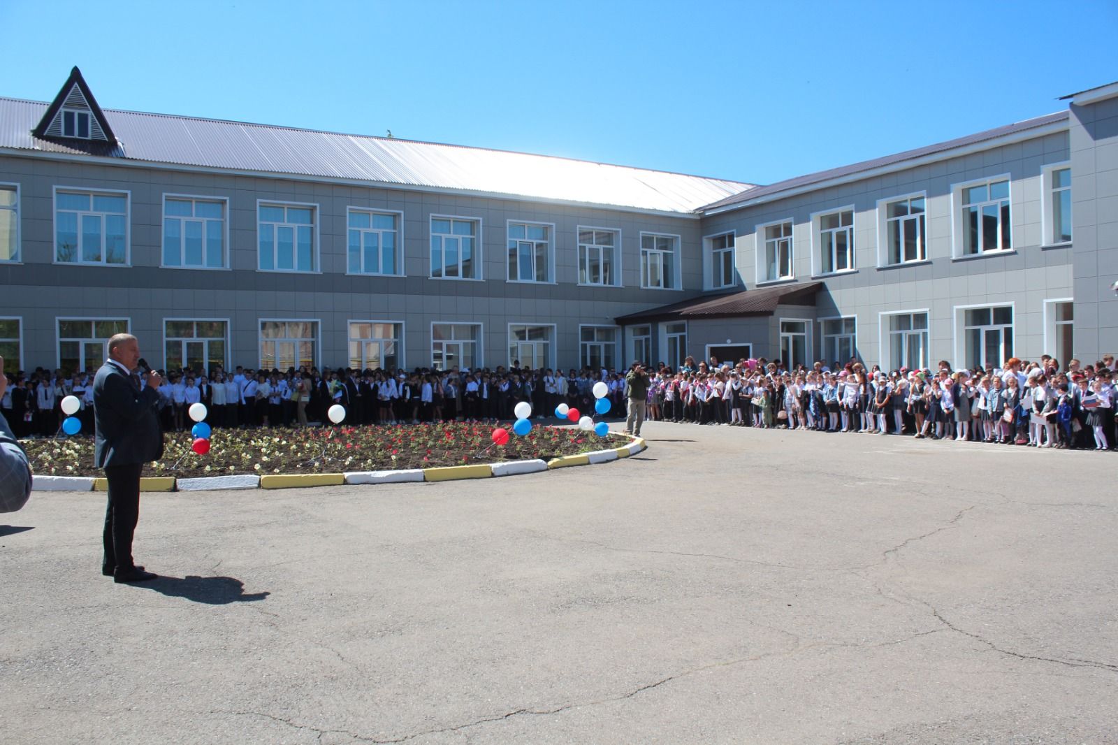 В городской школе №1 города Нурлат в этом году 60-ый юбилейный выпуск (фоторепортаж)