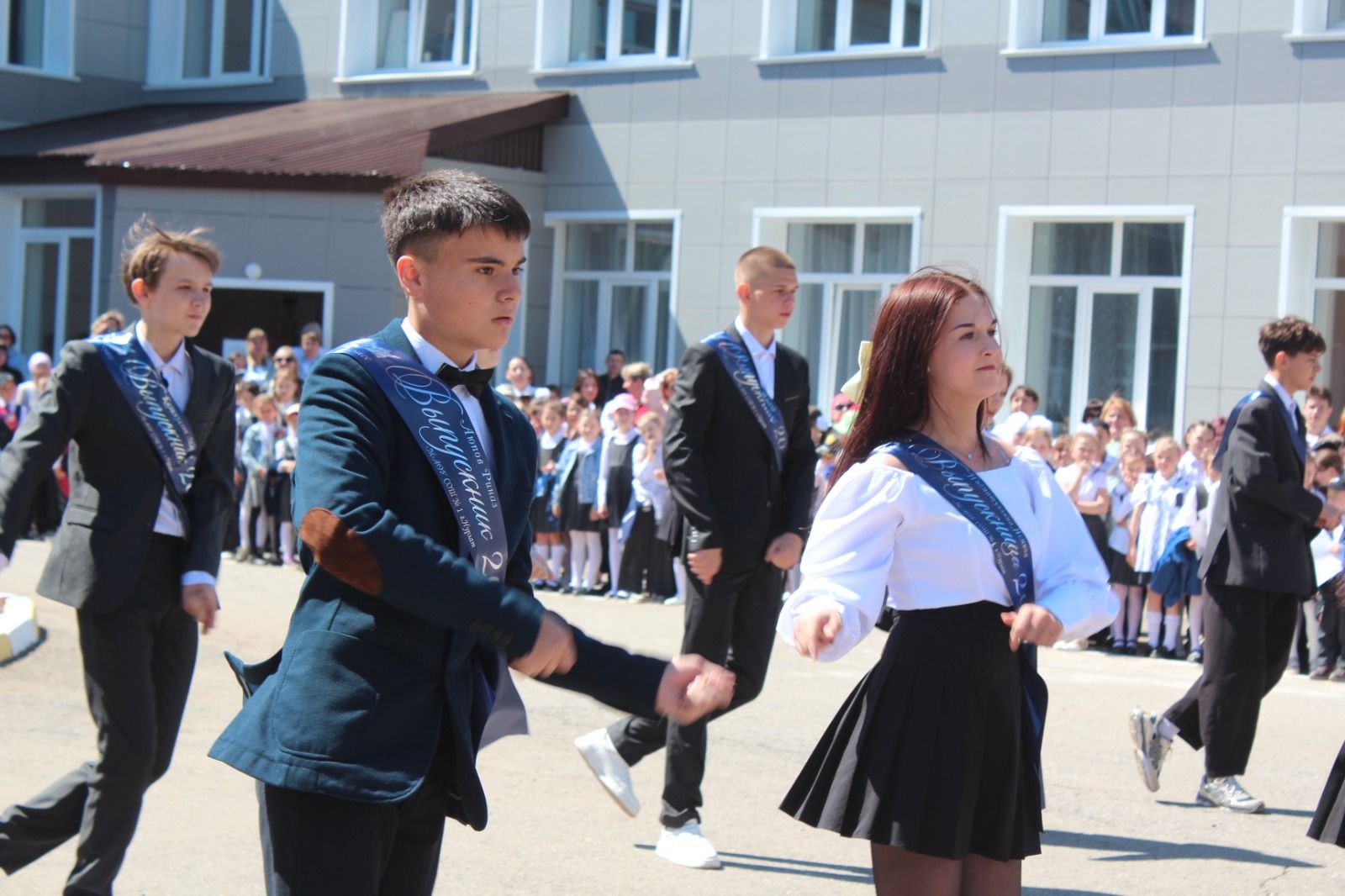 В городской школе №1 города Нурлат в этом году 60-ый юбилейный выпуск (фоторепортаж)