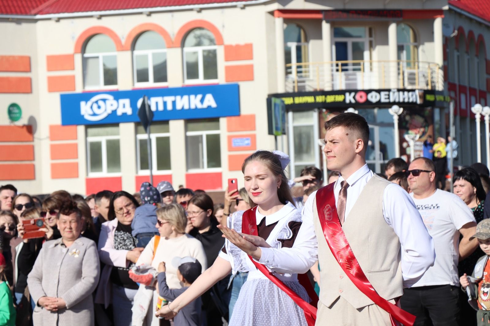 В Нурлате выпускники соревновались в битве флешмобов (фоторепортаж)